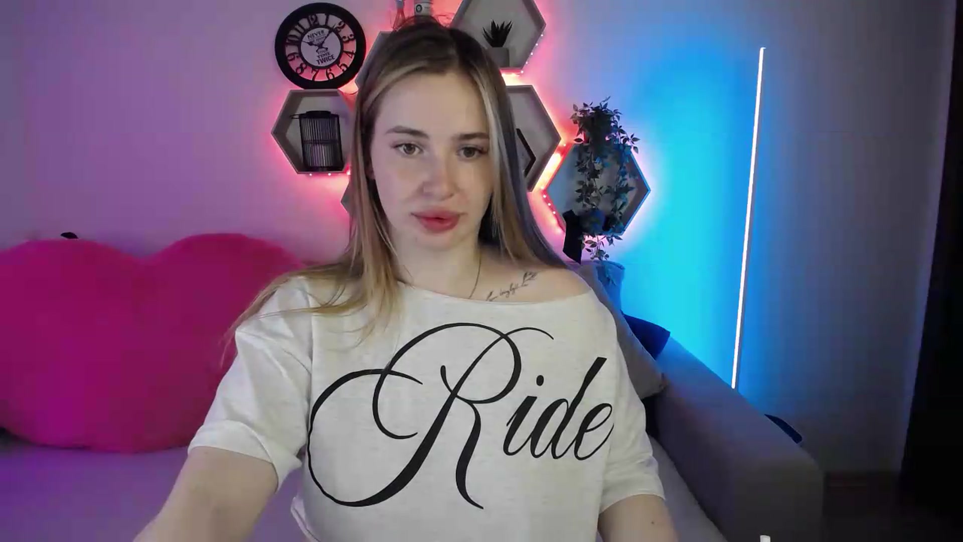 Gallery image thumbnail from SabrinaViolet's myfreecams stream on, 06/19/2026, 09:42 image 5 of 20