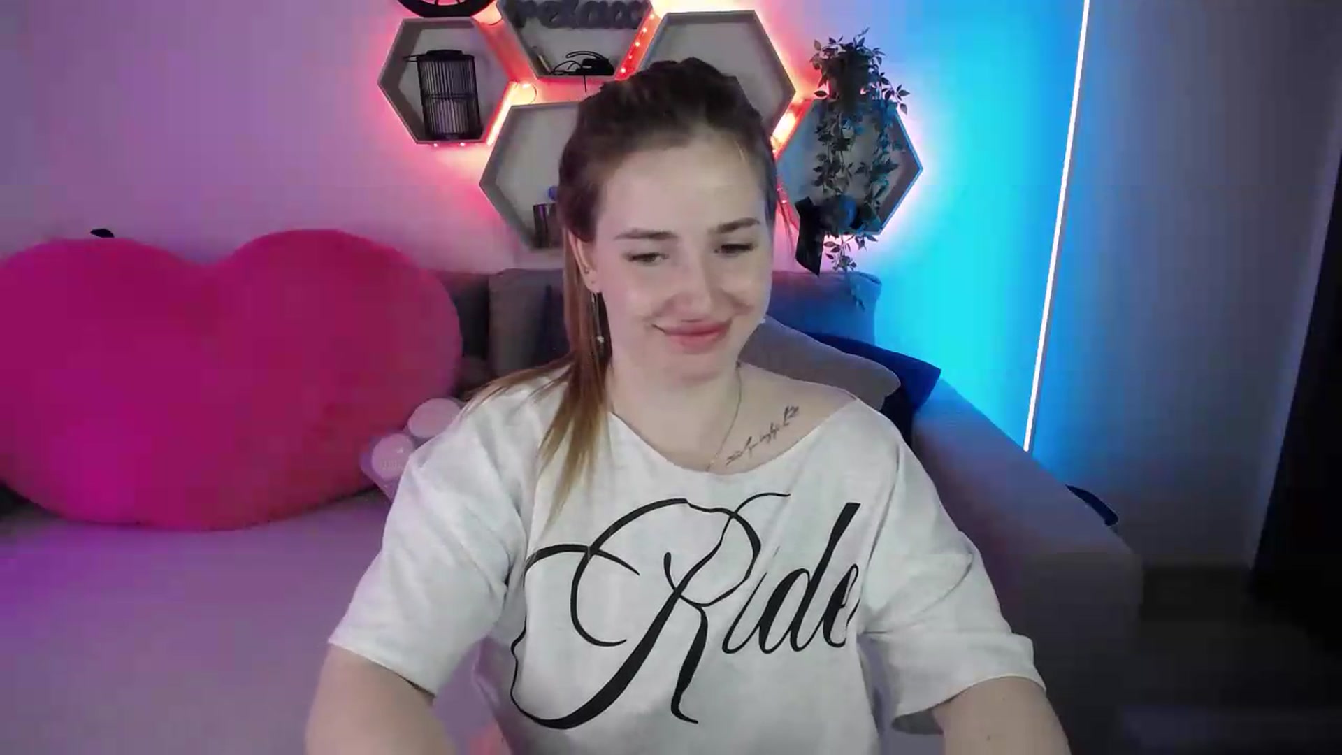 Gallery image thumbnail from SabrinaViolet's myfreecams stream on, 06/19/2026, 10:29 image 16 of 20
