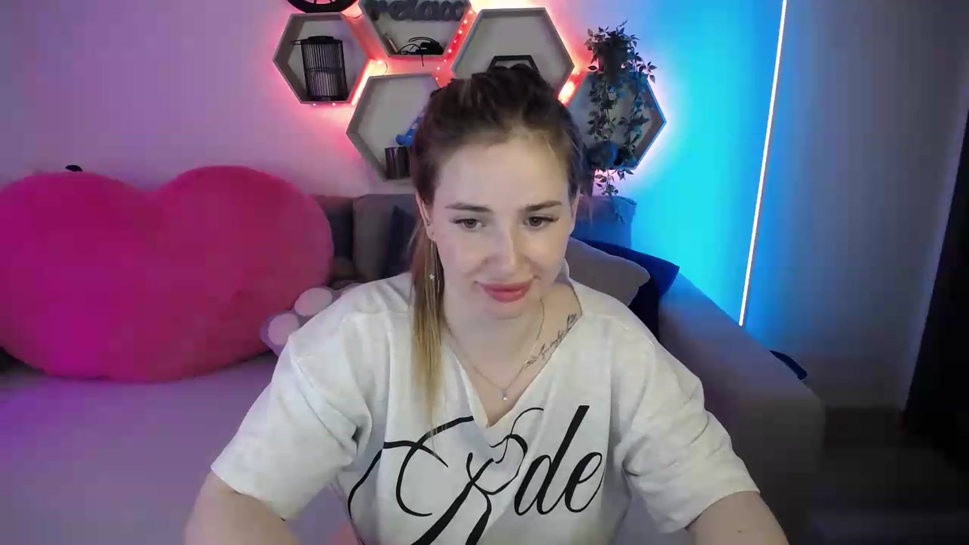 Gallery image thumbnail from SabrinaViolet's myfreecams stream on, 06/19/2026, 10:29 image 6 of 20