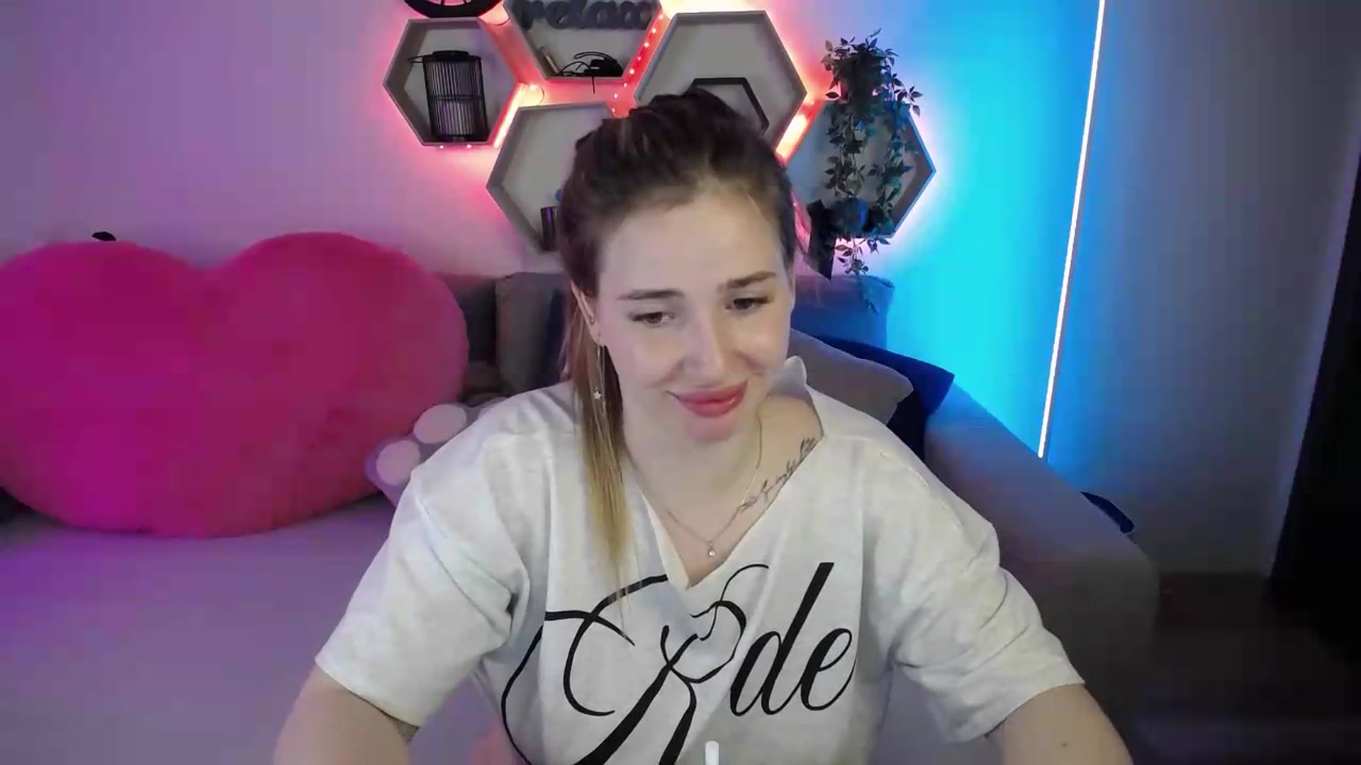 Gallery image thumbnail from SabrinaViolet's myfreecams stream on, 06/19/2026, 10:29 image 4 of 20