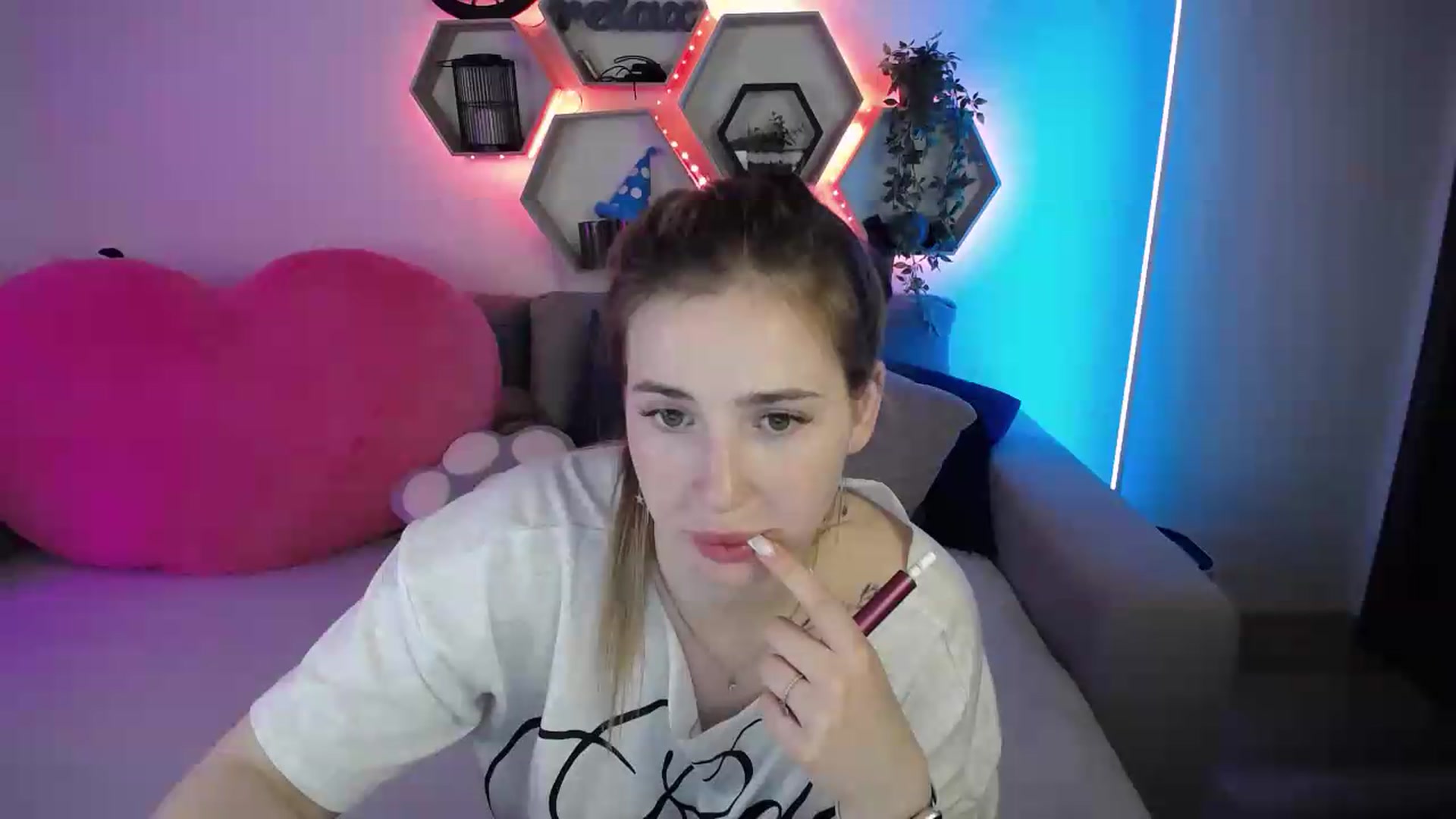 Gallery image thumbnail from SabrinaViolet's myfreecams stream on, 06/19/2026, 10:29 image 10 of 20