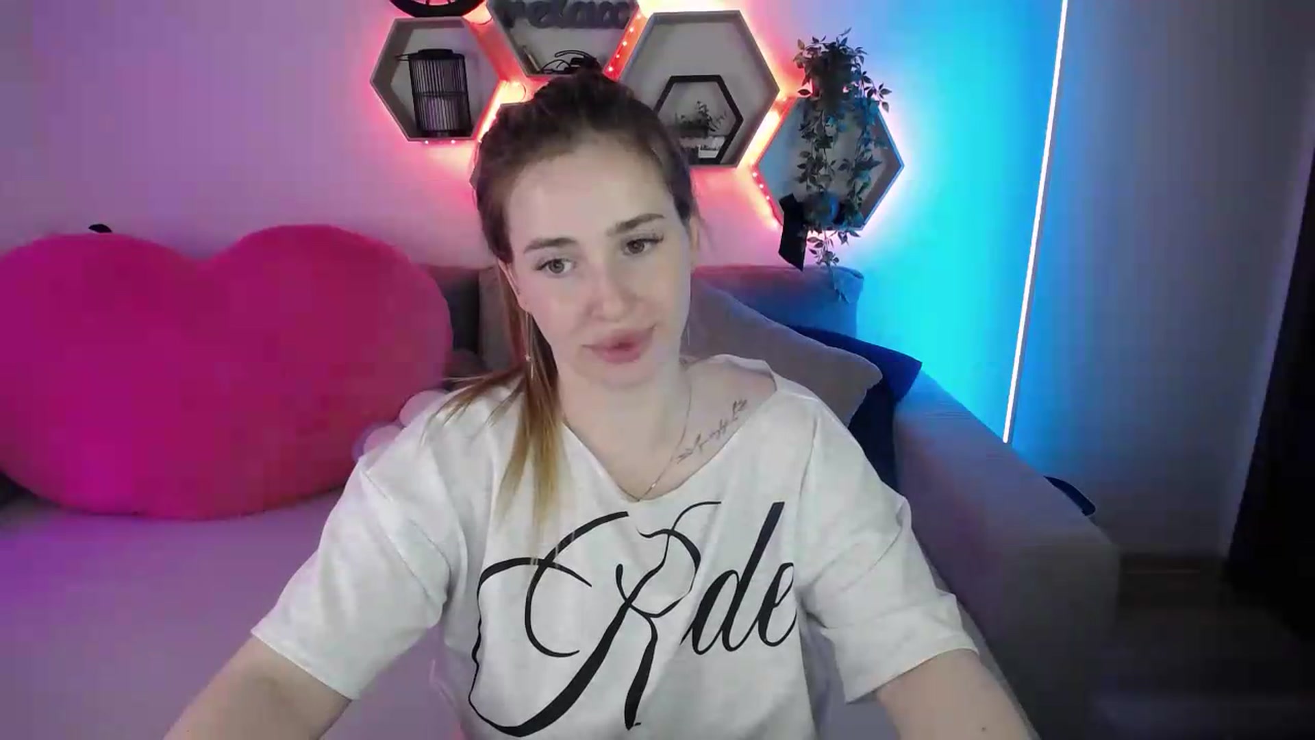 Gallery image thumbnail from SabrinaViolet's myfreecams stream on, 06/19/2026, 10:29 image 19 of 20