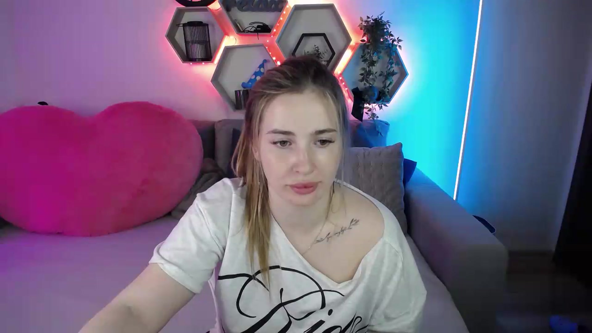 Gallery image thumbnail from SabrinaViolet's myfreecams stream on, 06/19/2026, 13:44 image 12 of 20