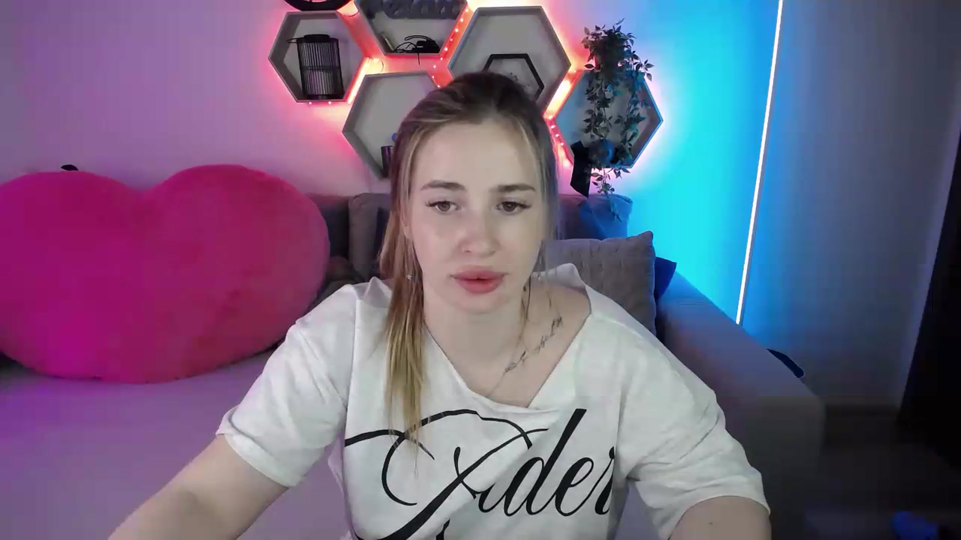 Gallery image thumbnail from SabrinaViolet's myfreecams stream on, 06/19/2026, 13:44 image 14 of 20