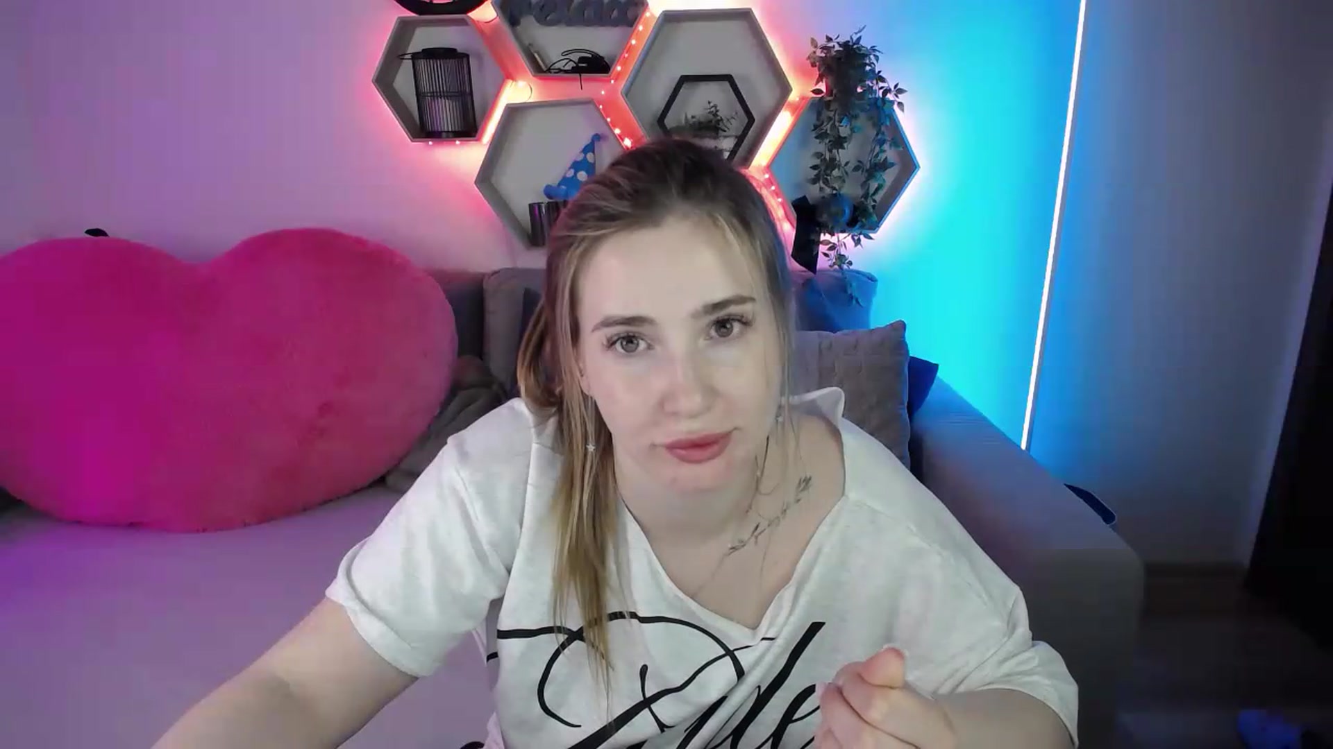 Gallery image thumbnail from SabrinaViolet's myfreecams stream on, 06/19/2026, 13:44 image 13 of 20