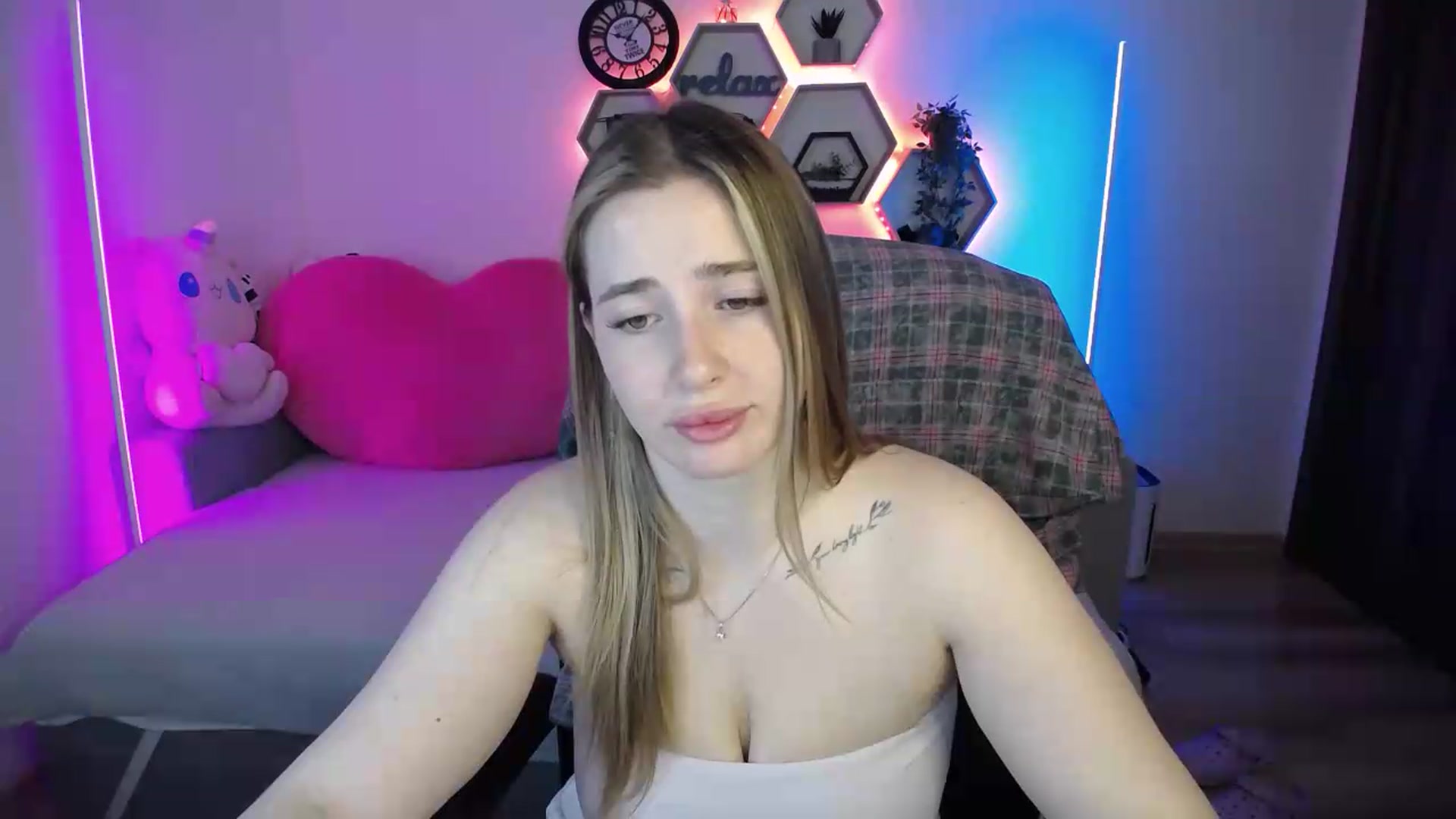 Gallery image thumbnail from SabrinaViolet's myfreecams stream on, 06/22/2026, 09:33 image 9 of 20