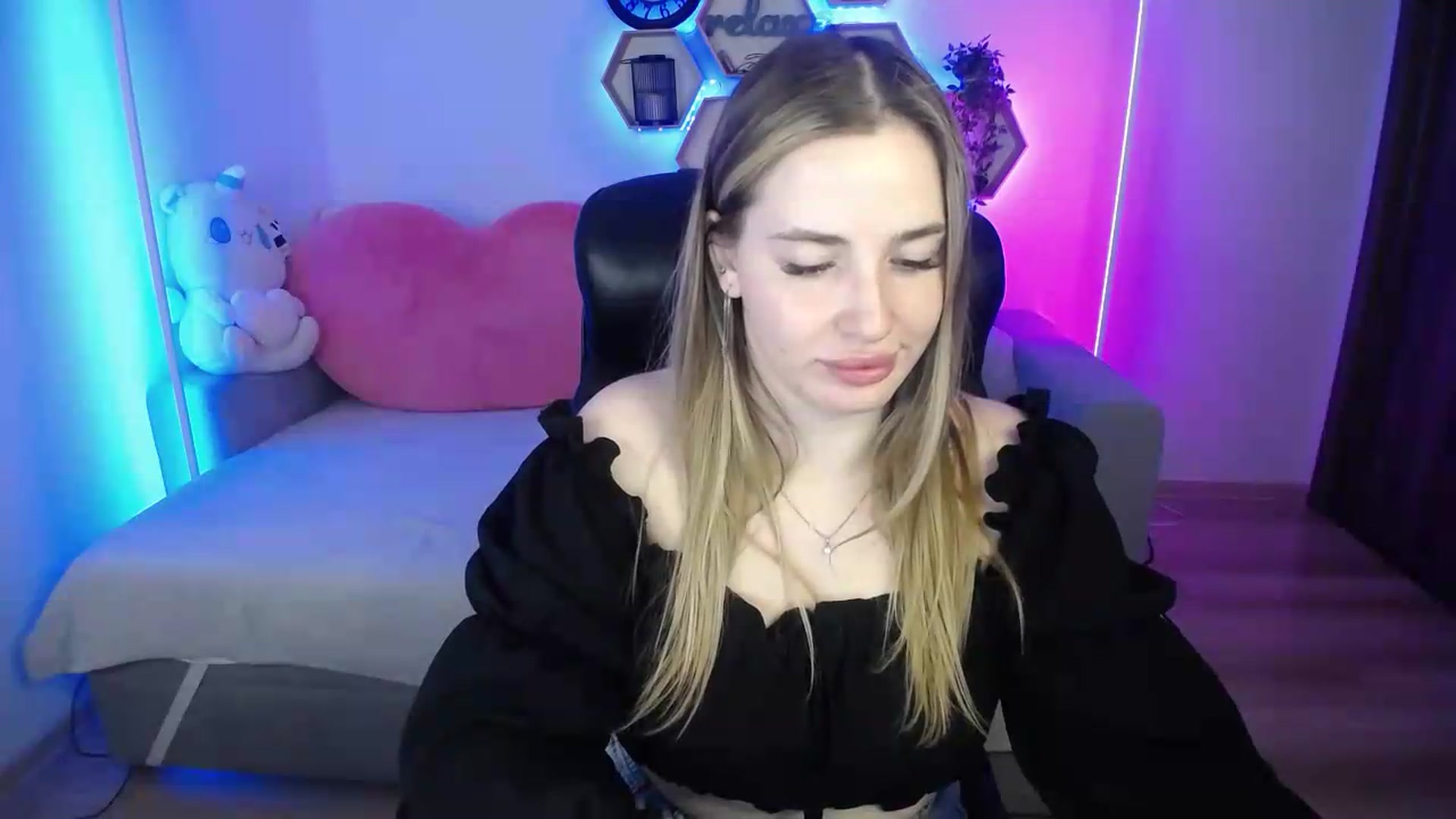 Gallery image thumbnail from SabrinaViolet's myfreecams stream on, 07/01/2026, 09:15 image 9 of 20