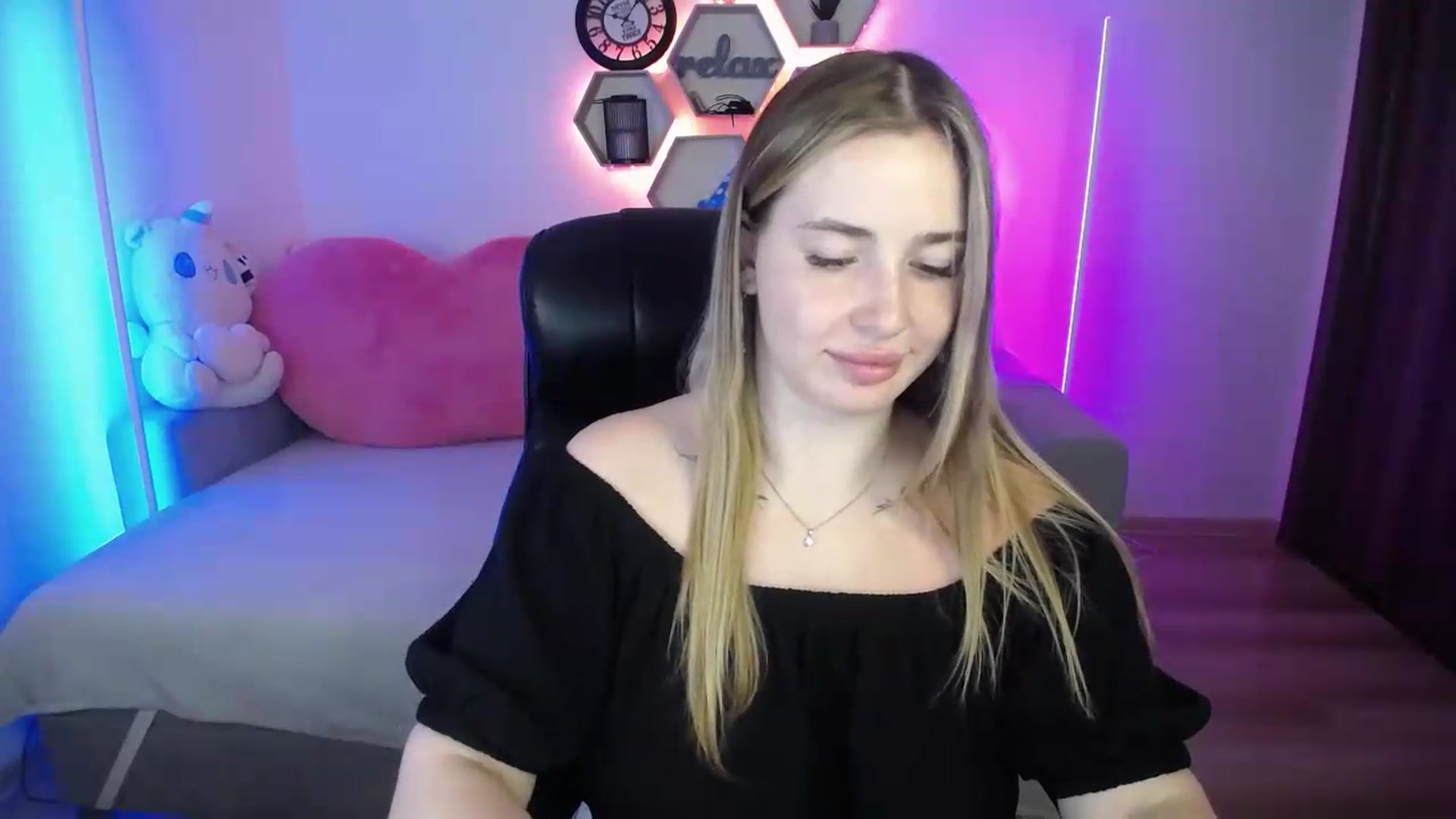 Gallery image thumbnail from SabrinaViolet's myfreecams stream on, 07/06/2026, 09:11 image 4 of 20