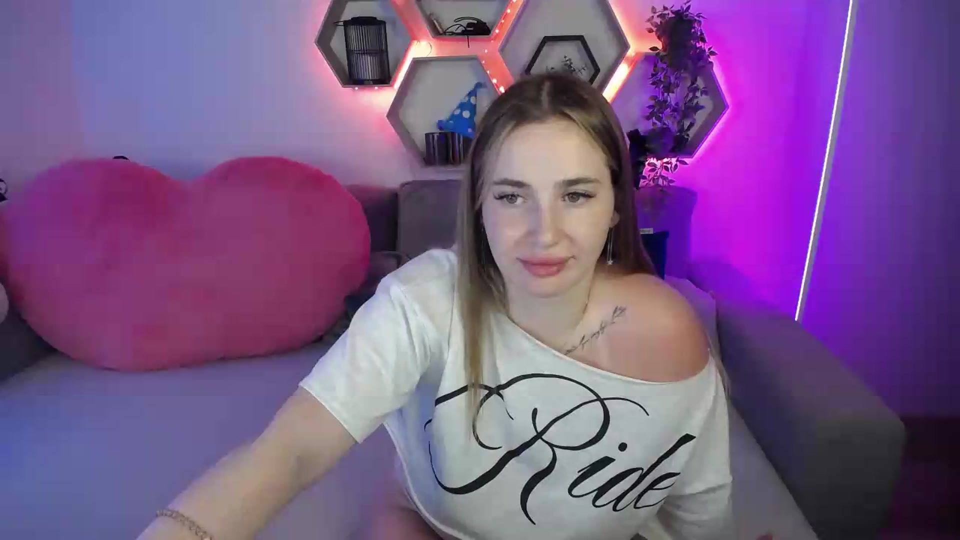 Gallery image thumbnail from SabrinaViolet's myfreecams stream on, 07/06/2026, 10:31 image 17 of 20