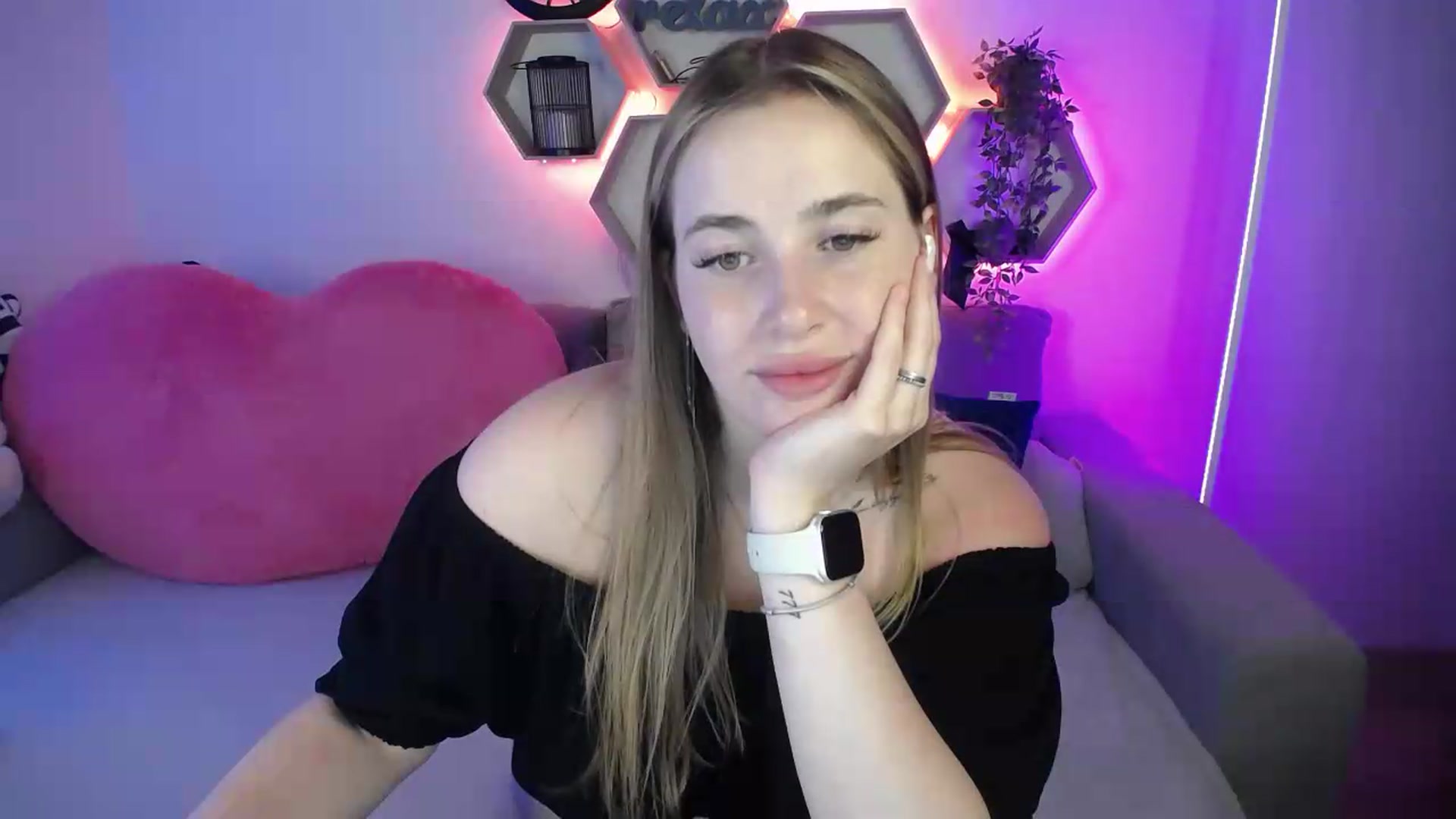 Gallery image thumbnail from SabrinaViolet's myfreecams stream on, 07/06/2026, 12:36 image 18 of 20