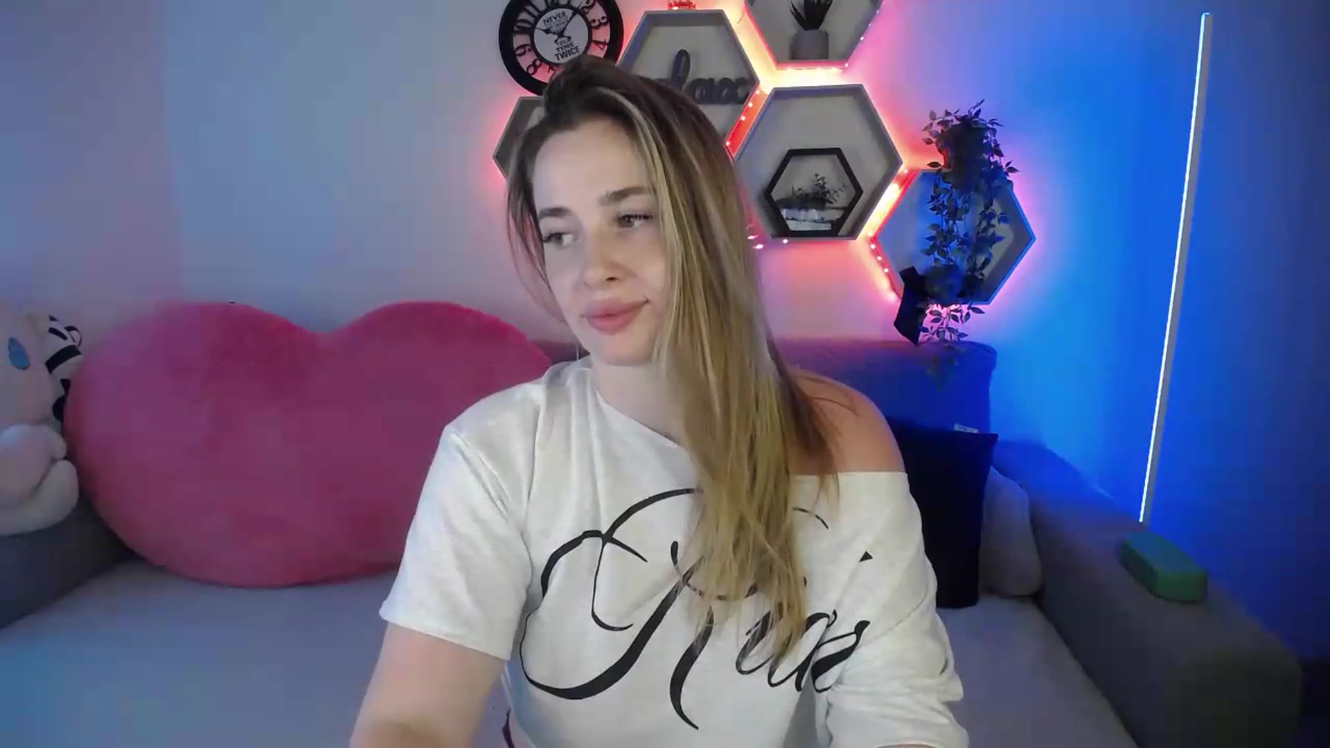 Gallery image thumbnail from SabrinaViolet's myfreecams stream on, 07/07/2026, 11:44 image 14 of 20