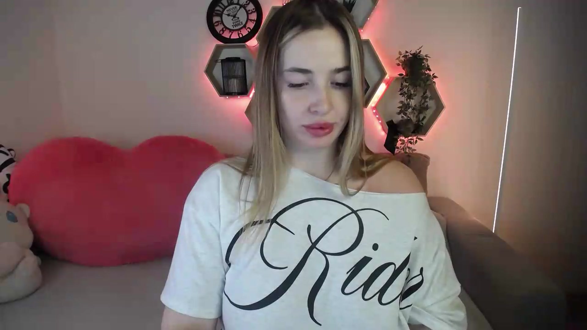 Gallery image thumbnail from SabrinaViolet's myfreecams stream on, 07/14/2026, 13:05 image 11 of 20