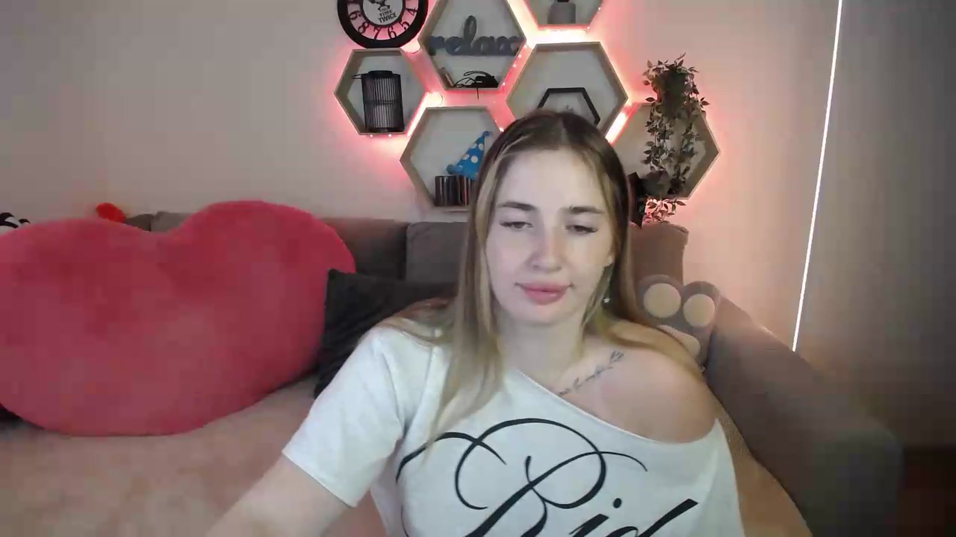 Gallery image thumbnail from SabrinaViolet's myfreecams stream on, 07/20/2026, 11:10 image 10 of 20