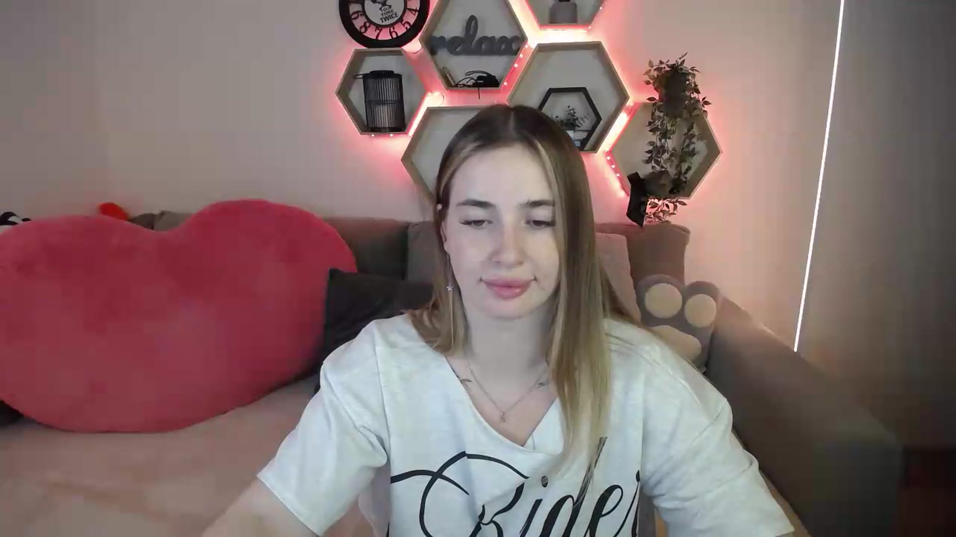 Gallery image thumbnail from SabrinaViolet's myfreecams stream on, 07/20/2026, 11:33 image 6 of 20