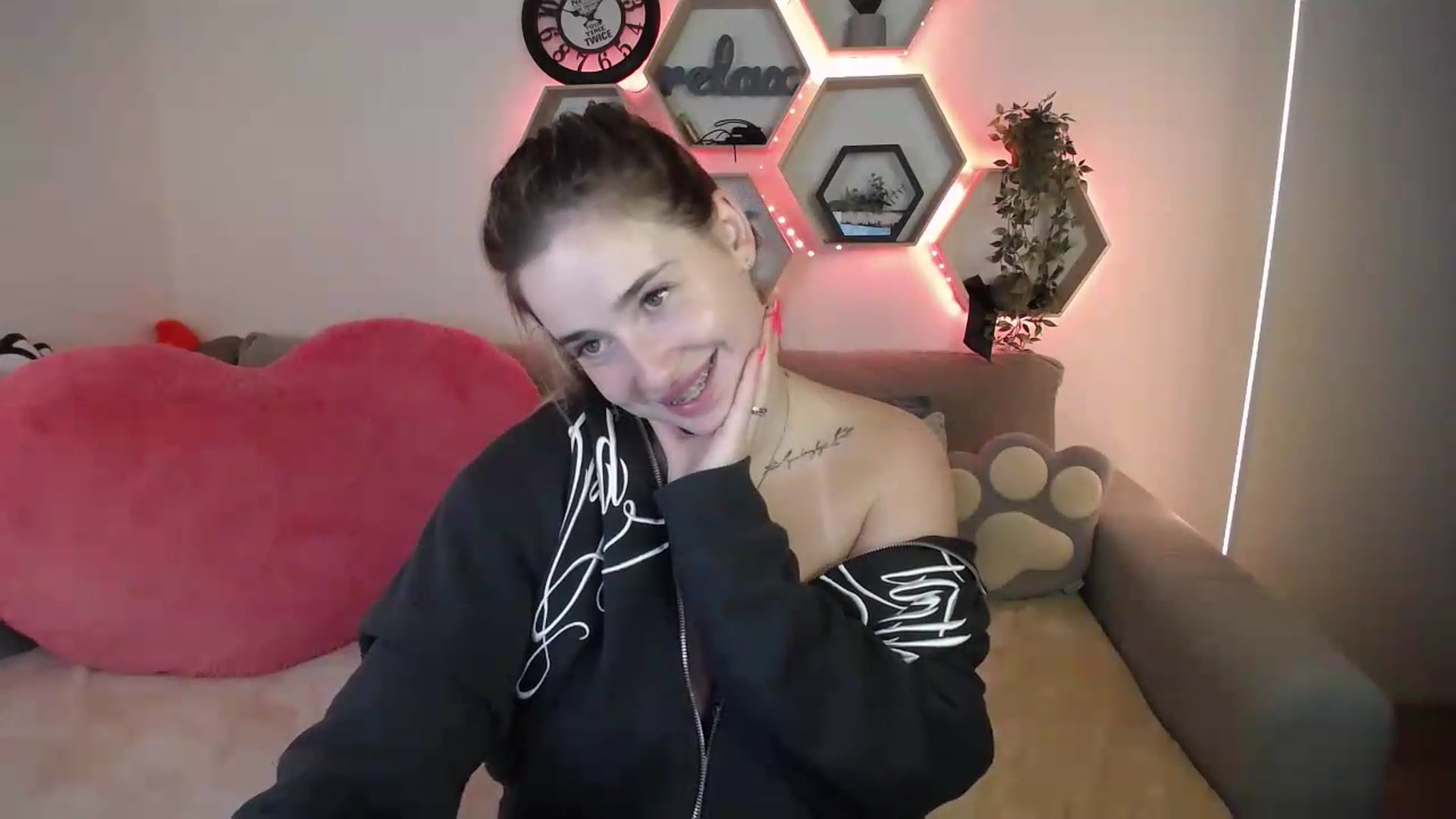 Gallery image thumbnail from SabrinaViolet's myfreecams stream on, 07/23/2026, 11:30 image 19 of 20