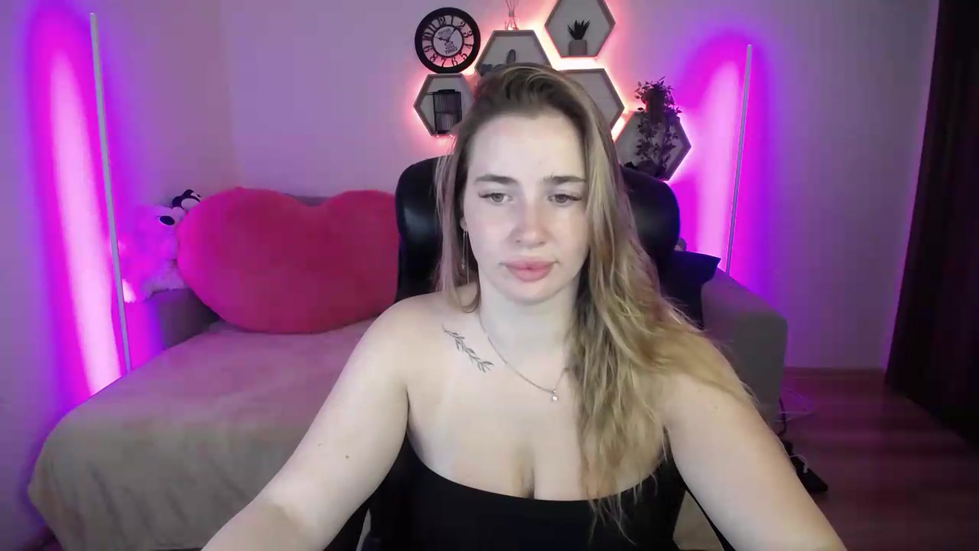 Gallery image thumbnail from SabrinaViolet's myfreecams stream on, 07/27/2026, 08:46 image 10 of 20