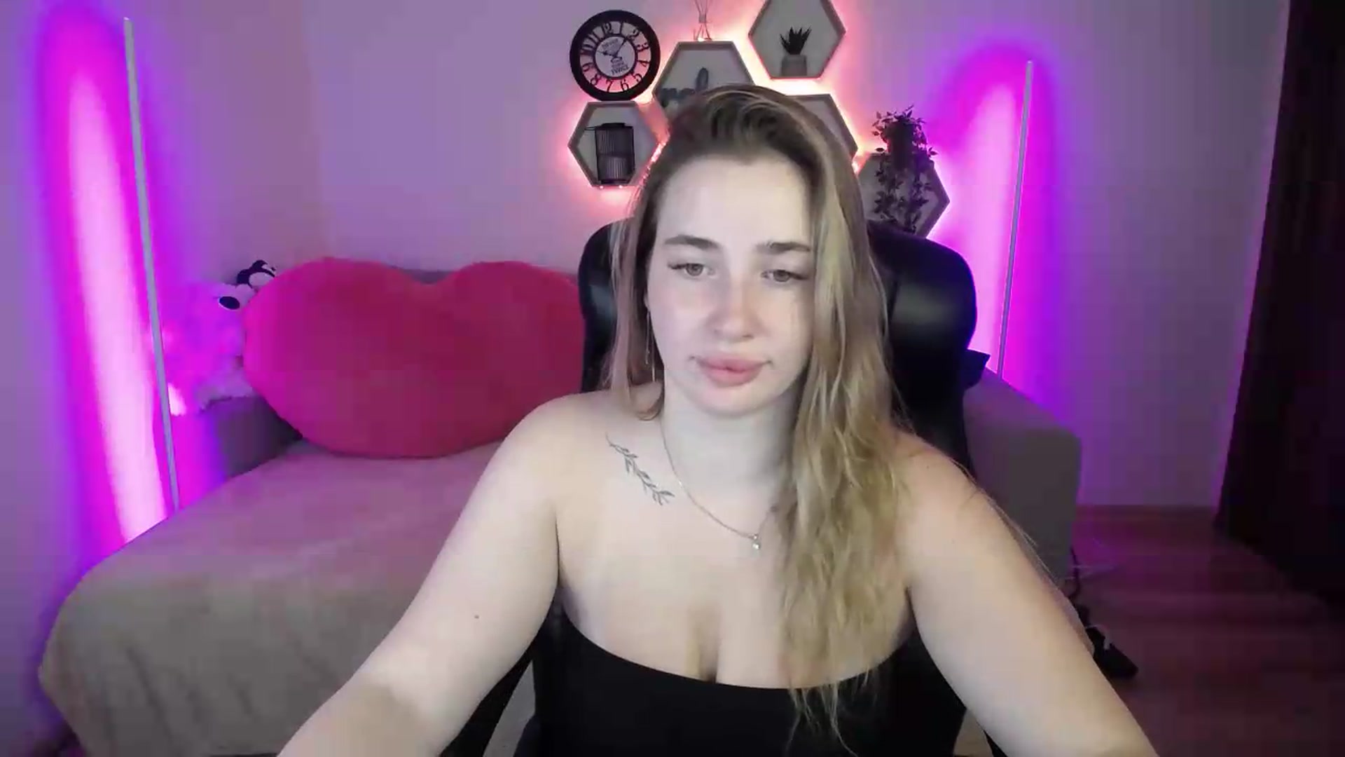 Gallery image thumbnail from SabrinaViolet's myfreecams stream on, 07/27/2026, 08:46 image 9 of 20