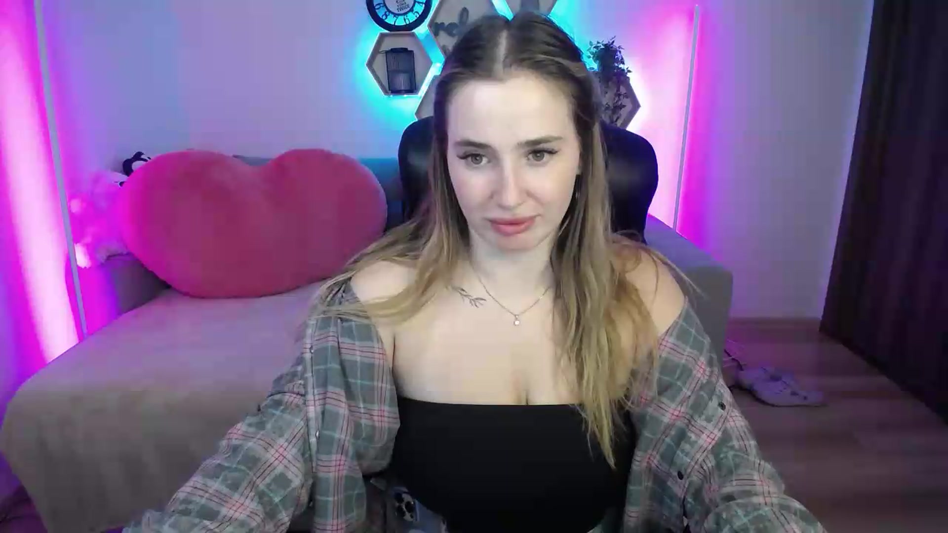 Gallery image thumbnail from SabrinaViolet's myfreecams stream on, 08/01/2026, 14:00 image 9 of 20