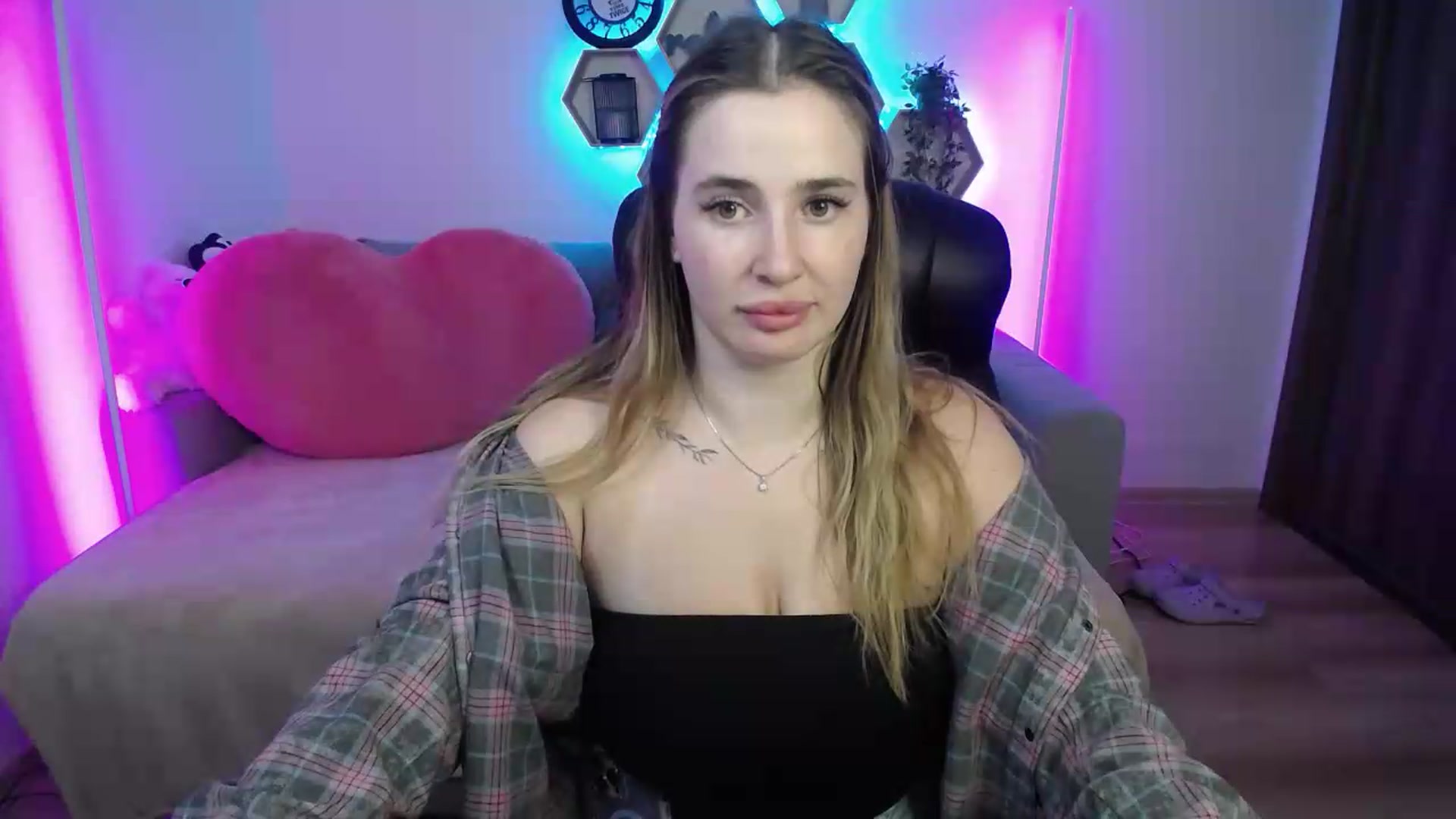 Gallery image thumbnail from SabrinaViolet's myfreecams stream on, 08/01/2026, 14:00 image 10 of 20