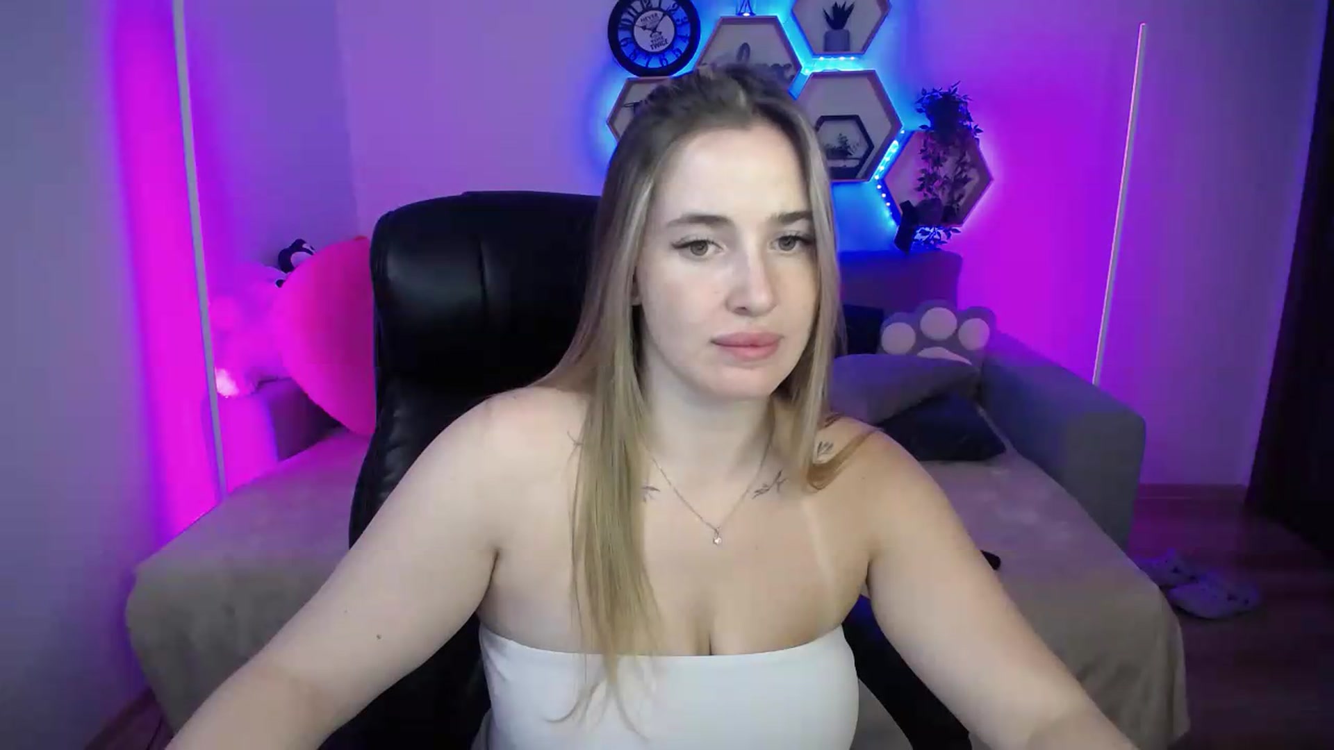 Gallery image thumbnail from SabrinaViolet's myfreecams stream on, 08/04/2026, 11:48 image 14 of 20