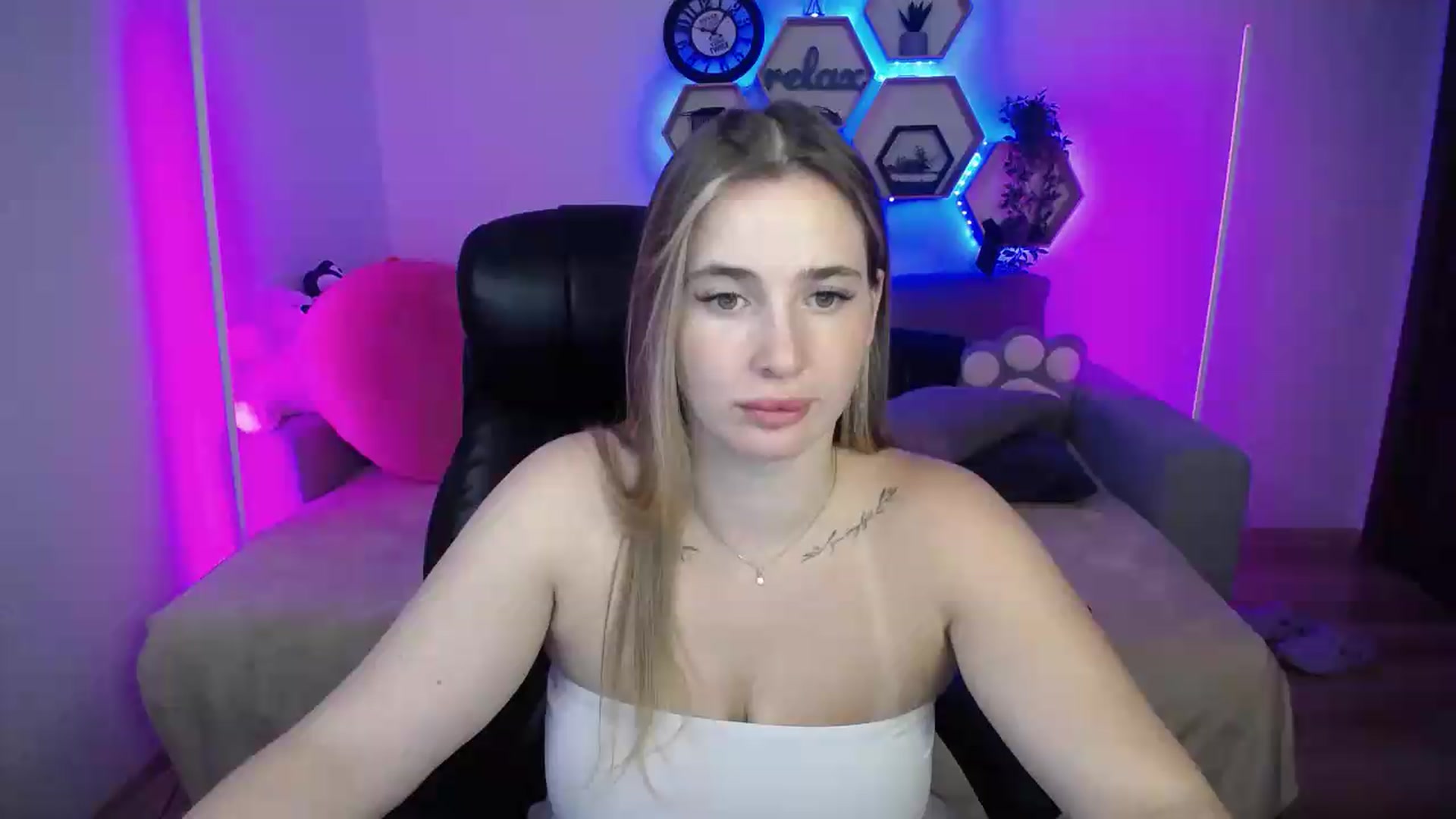 Gallery image thumbnail from SabrinaViolet's myfreecams stream on, 08/04/2026, 12:14 image 9 of 20