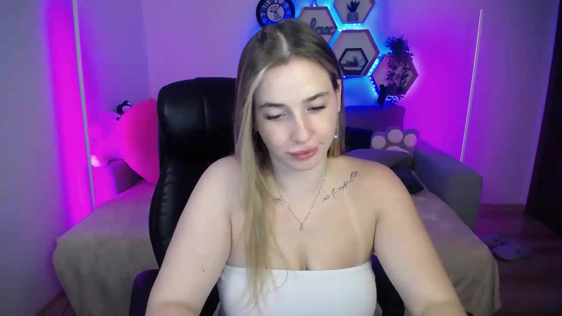 Gallery image thumbnail from SabrinaViolet's myfreecams stream on, 08/04/2026, 12:14 image 10 of 20