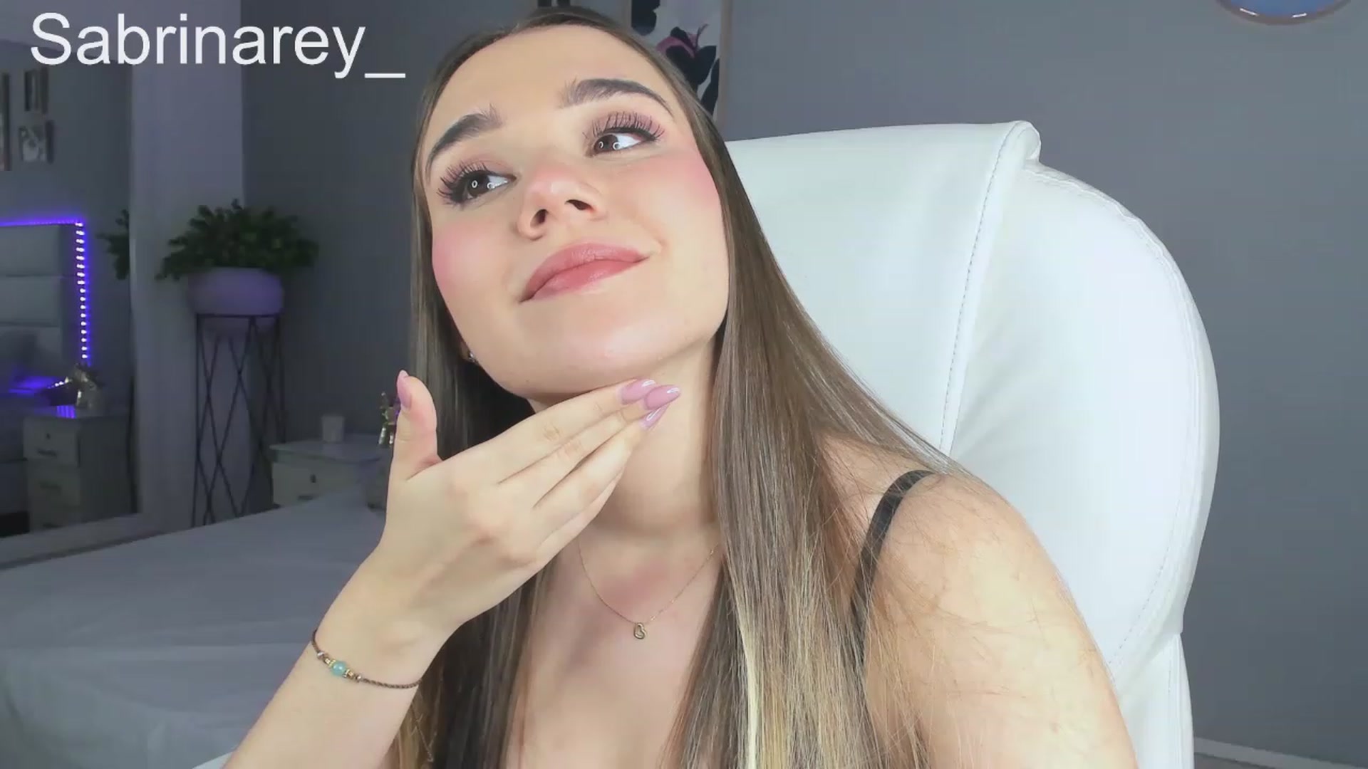 Gallery image thumbnail from Sabrinarey_'s myfreecams stream on, 11/16/2022, 24:29 image 19 of 20