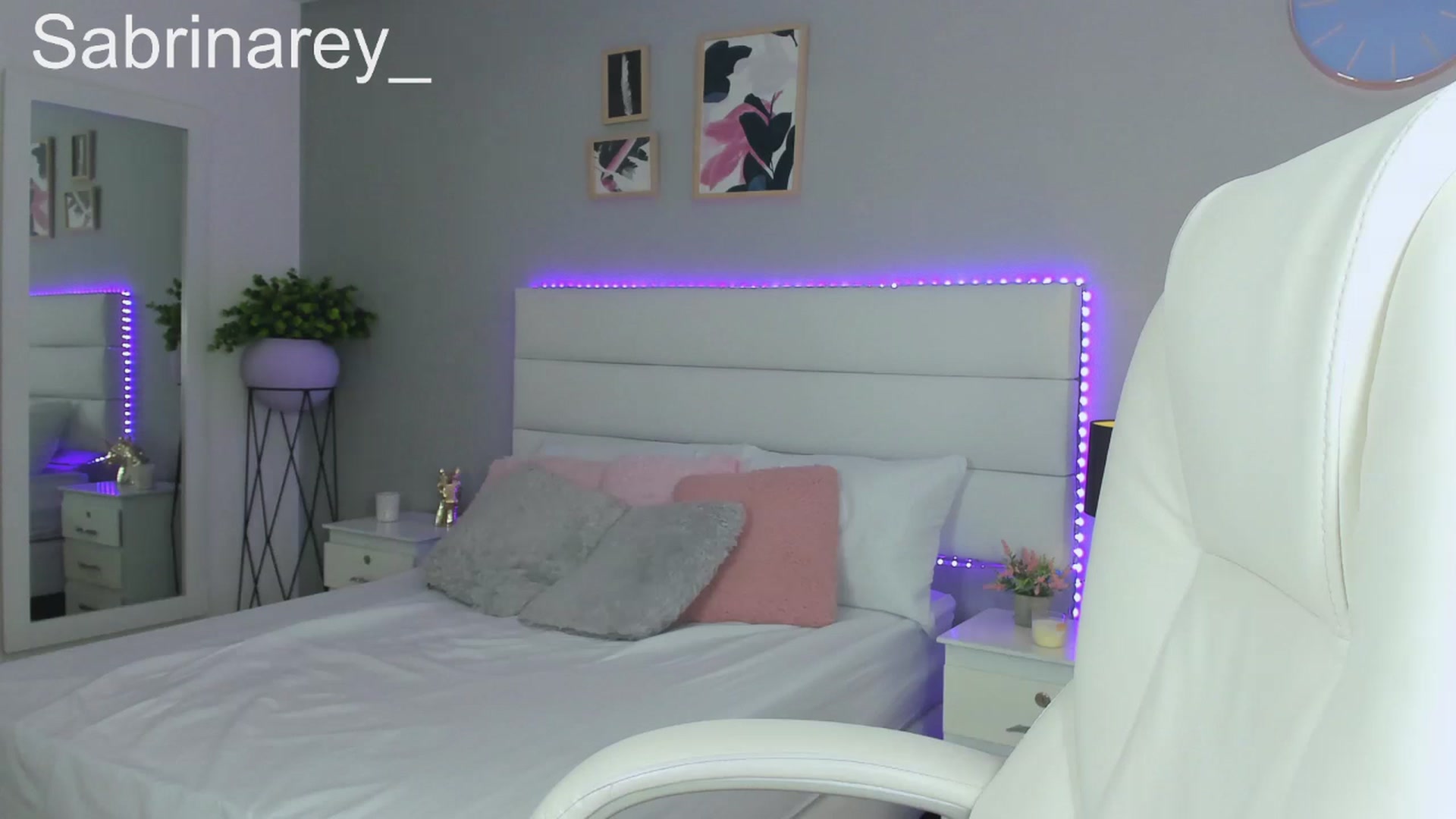 Gallery image thumbnail from Sabrinarey_'s myfreecams stream on, 11/16/2022, 24:29 image 10 of 20