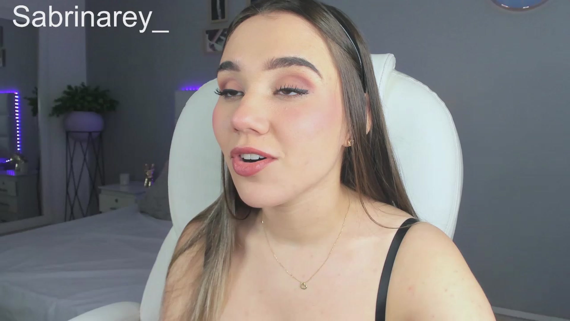 Gallery image thumbnail from Sabrinarey_'s myfreecams stream on, 11/16/2022, 24:29 image 17 of 20