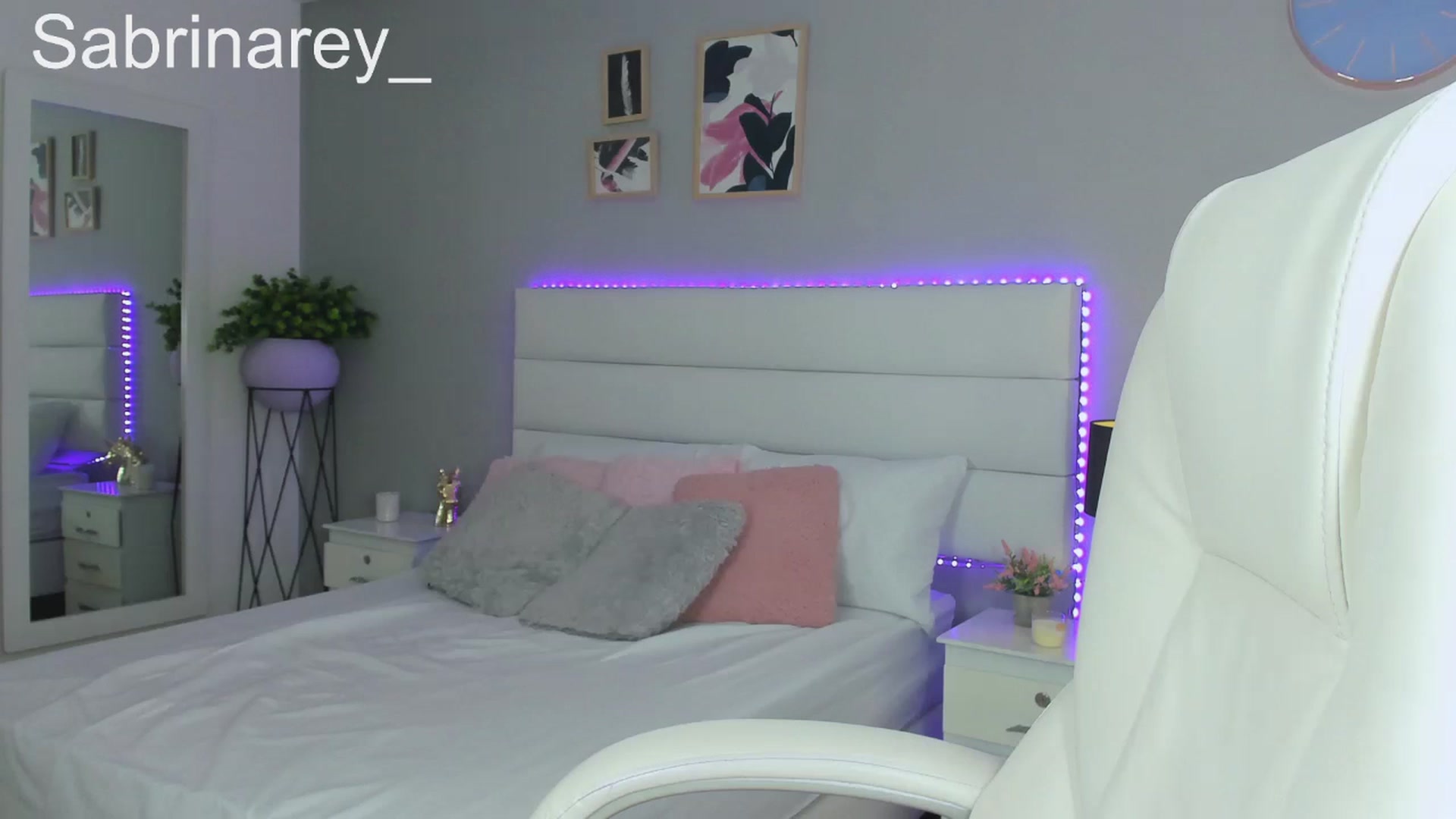 Gallery image thumbnail from Sabrinarey_'s myfreecams stream on, 11/16/2022, 24:29 image 9 of 20