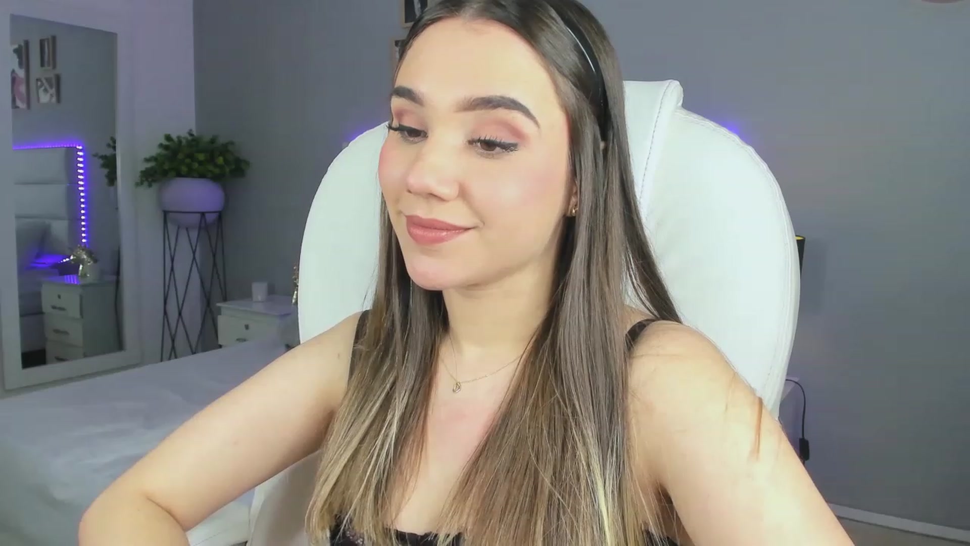 Gallery image thumbnail from Sabrinarey_'s myfreecams stream on, 11/16/2022, 01:36 image 11 of 20