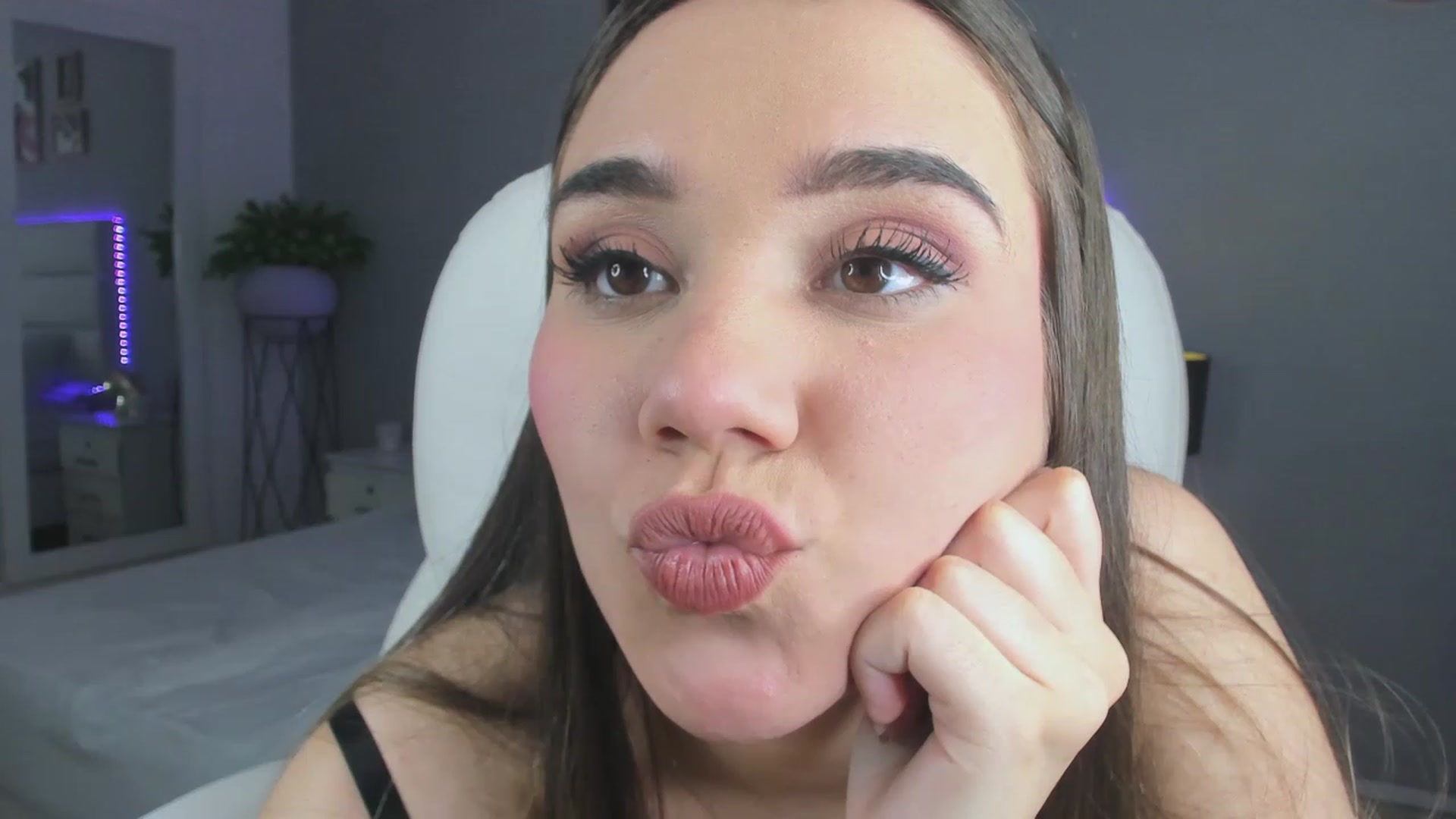 Gallery image thumbnail from Sabrinarey_'s myfreecams stream on, 11/16/2022, 01:36 image 10 of 20