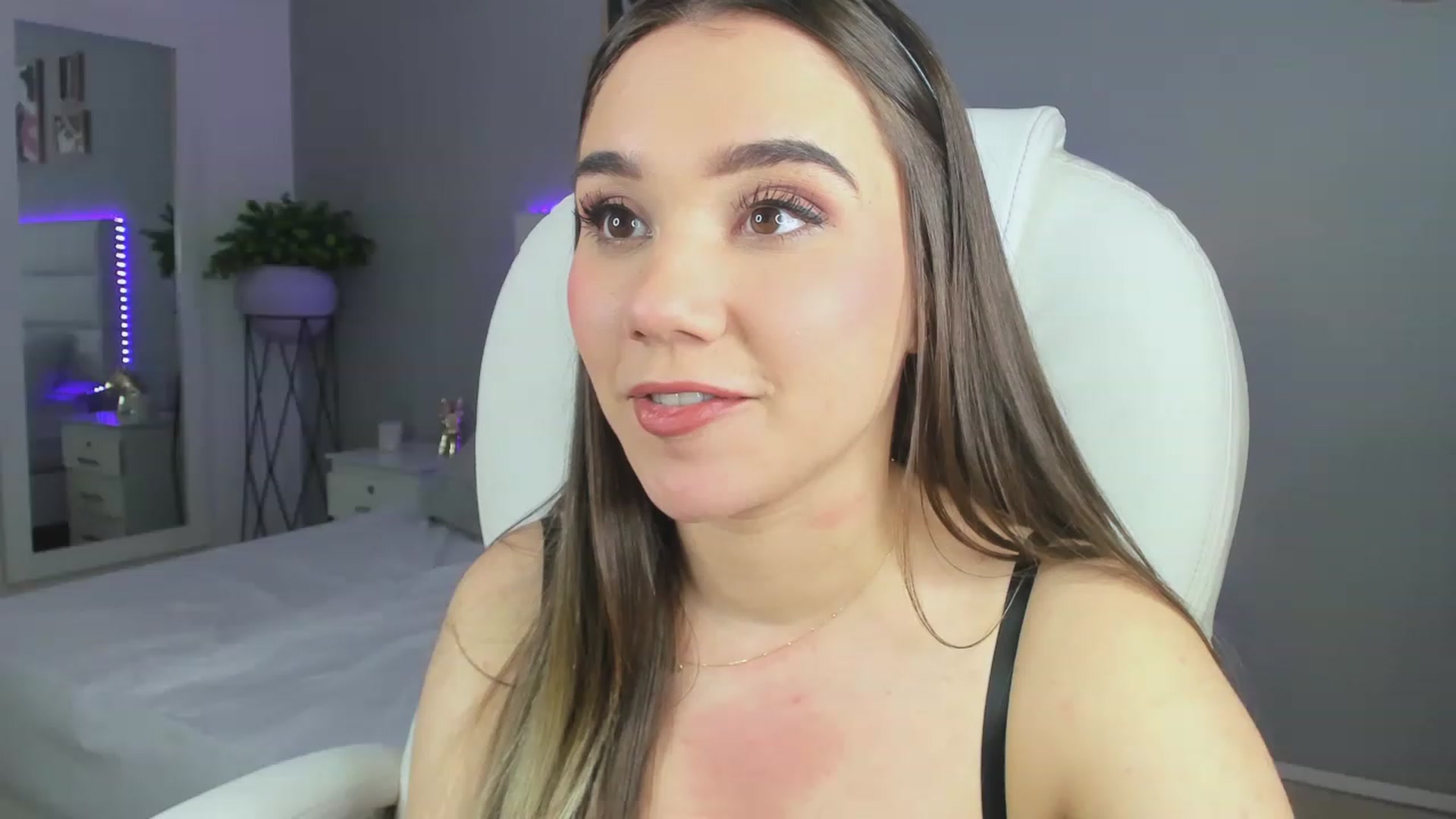 Gallery image thumbnail from Sabrinarey_'s myfreecams stream on, 11/16/2022, 01:36 image 2 of 20