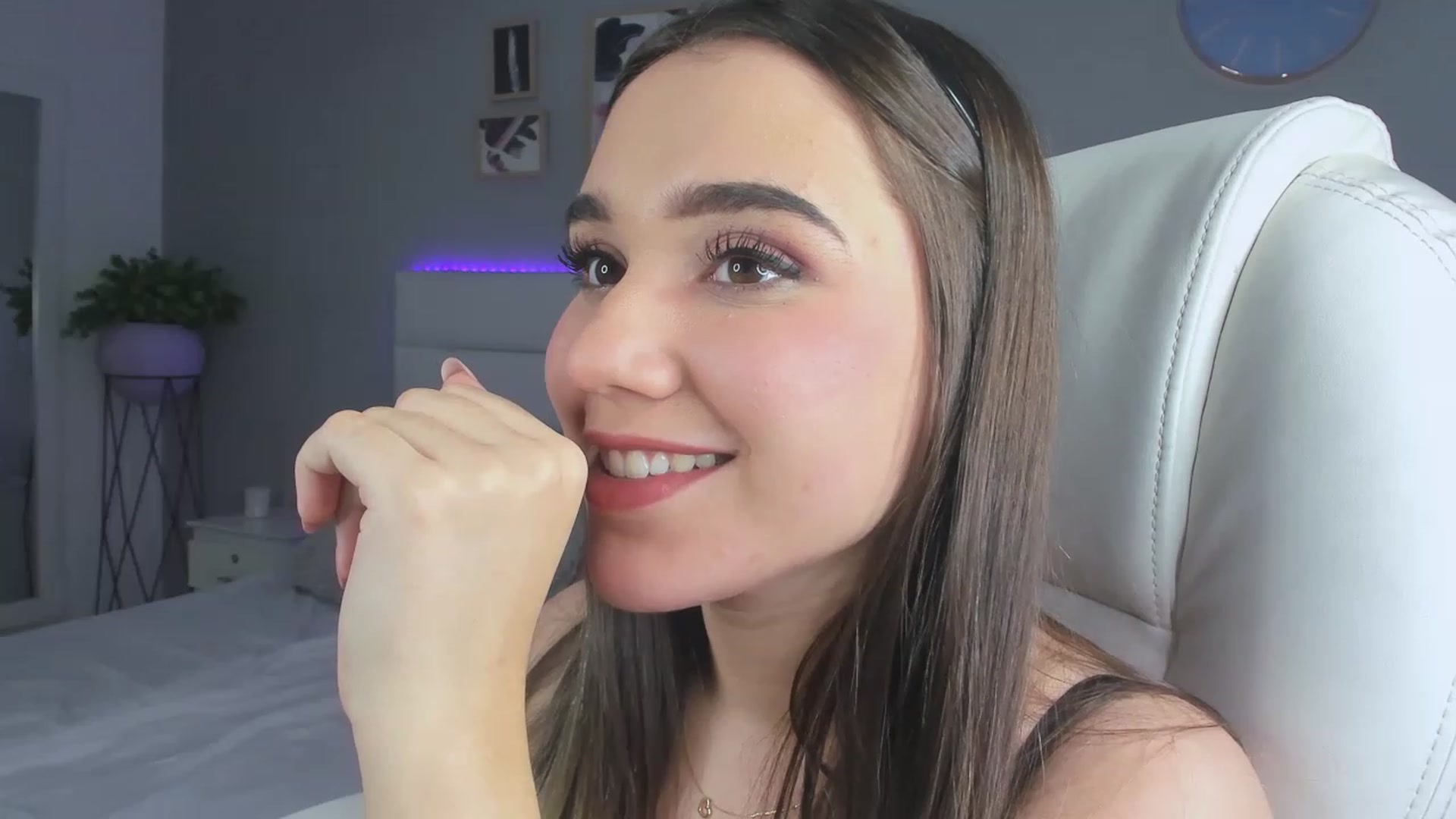 Gallery image thumbnail from Sabrinarey_'s myfreecams stream on, 11/16/2022, 01:36 image 18 of 20