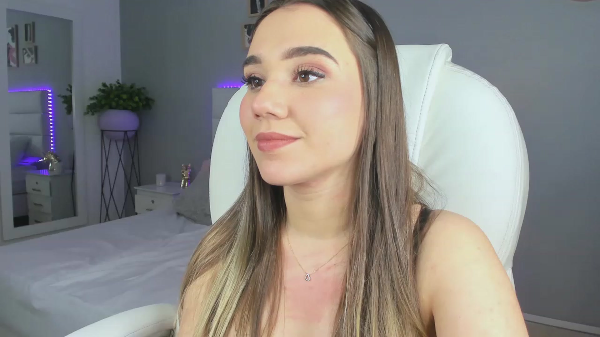 Gallery image thumbnail from Sabrinarey_'s myfreecams stream on, 11/16/2022, 01:36 image 4 of 20