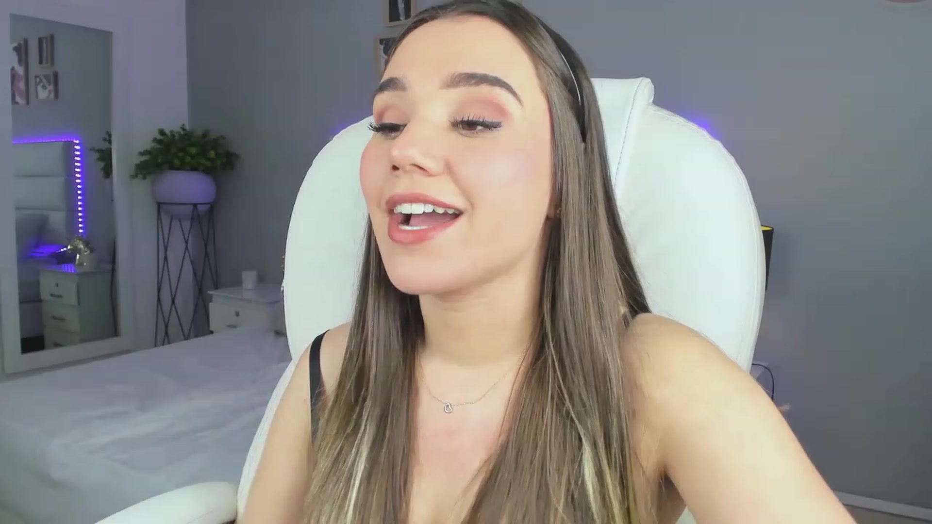 Gallery image thumbnail from Sabrinarey_'s myfreecams stream on, 11/16/2022, 01:36 image 12 of 20