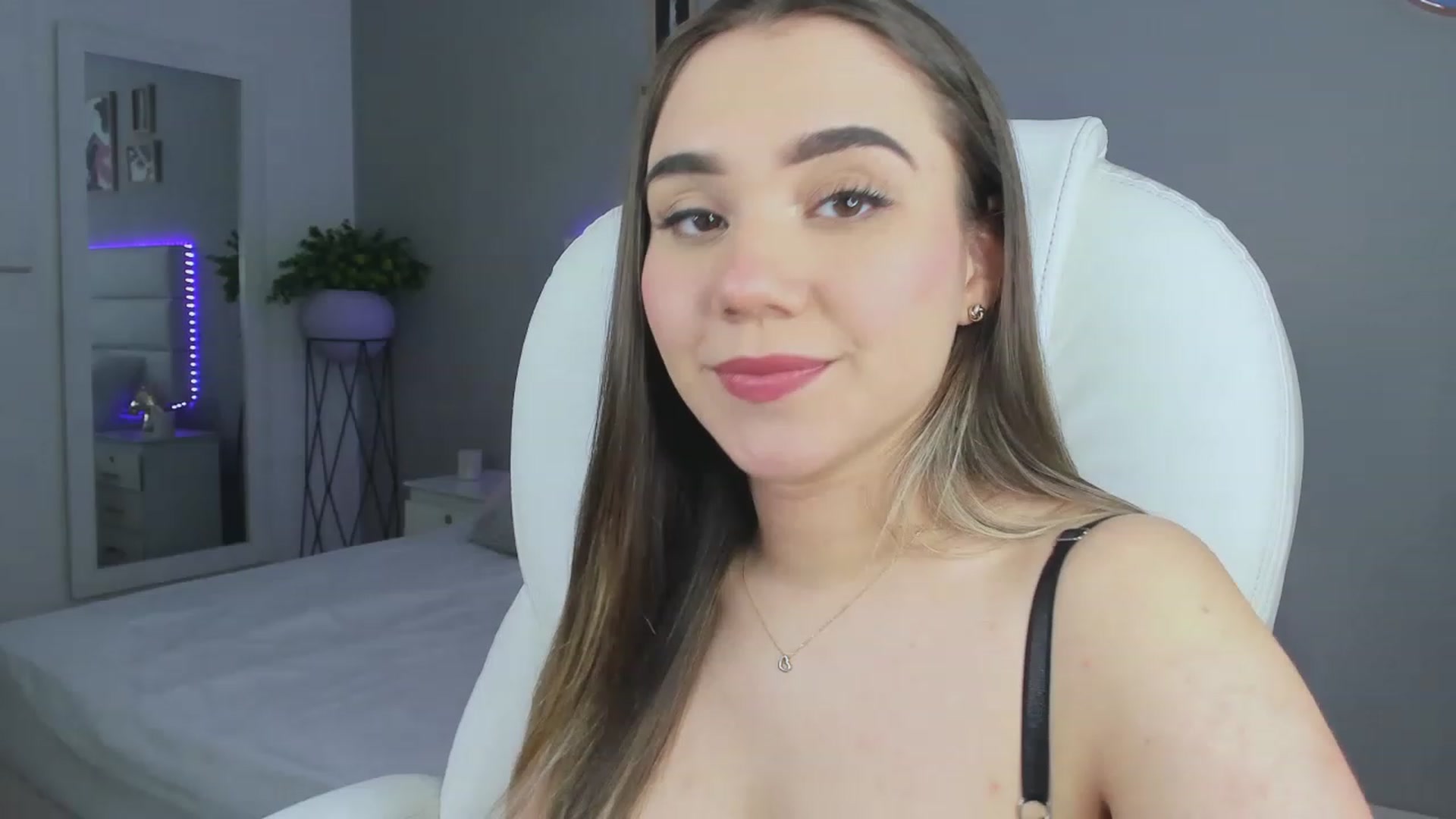 Gallery image thumbnail from Sabrinarey_'s myfreecams stream on, 11/16/2022, 21:56 image 9 of 20