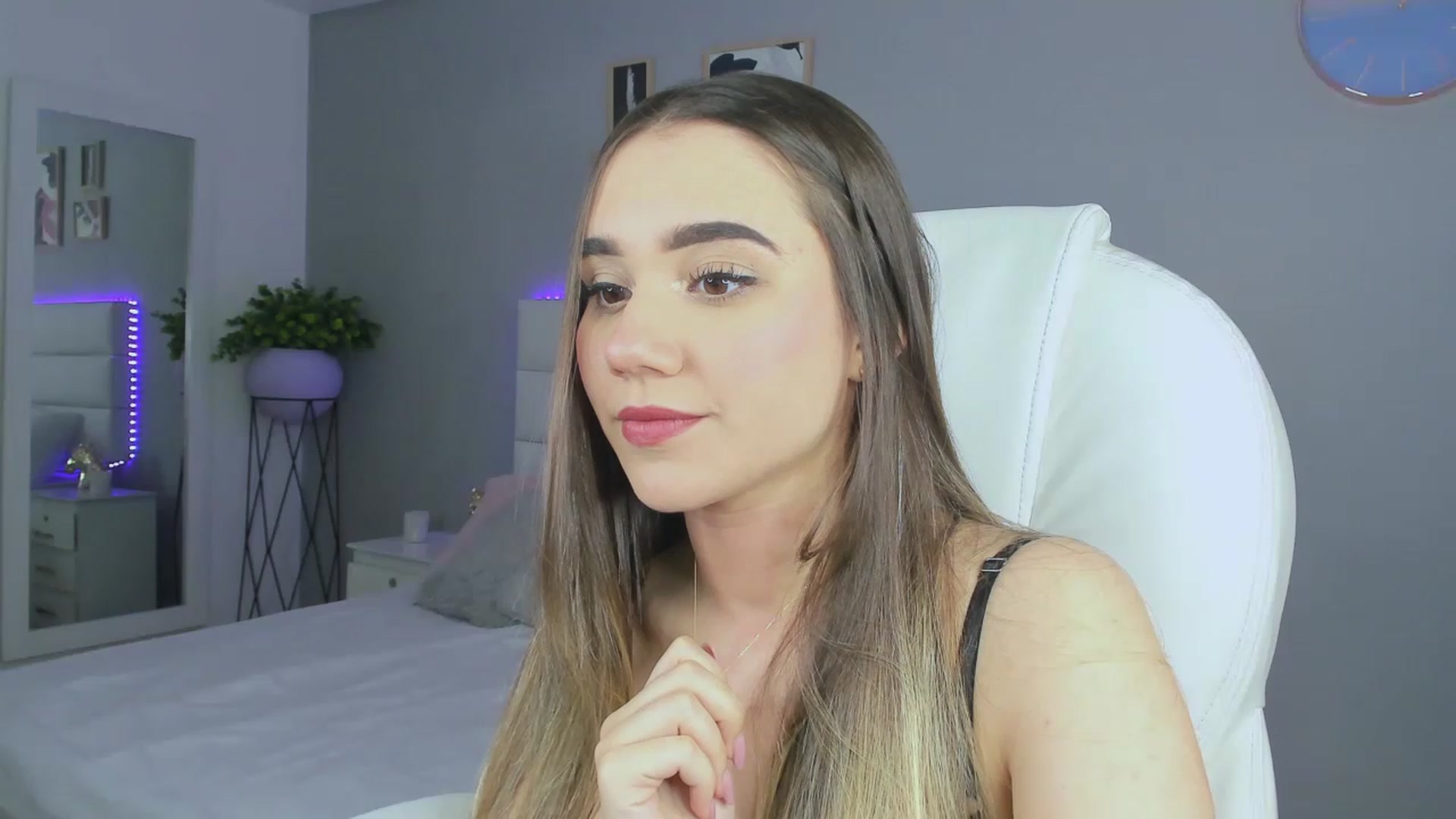 Gallery image thumbnail from Sabrinarey_'s myfreecams stream on, 11/16/2022, 21:56 image 6 of 20