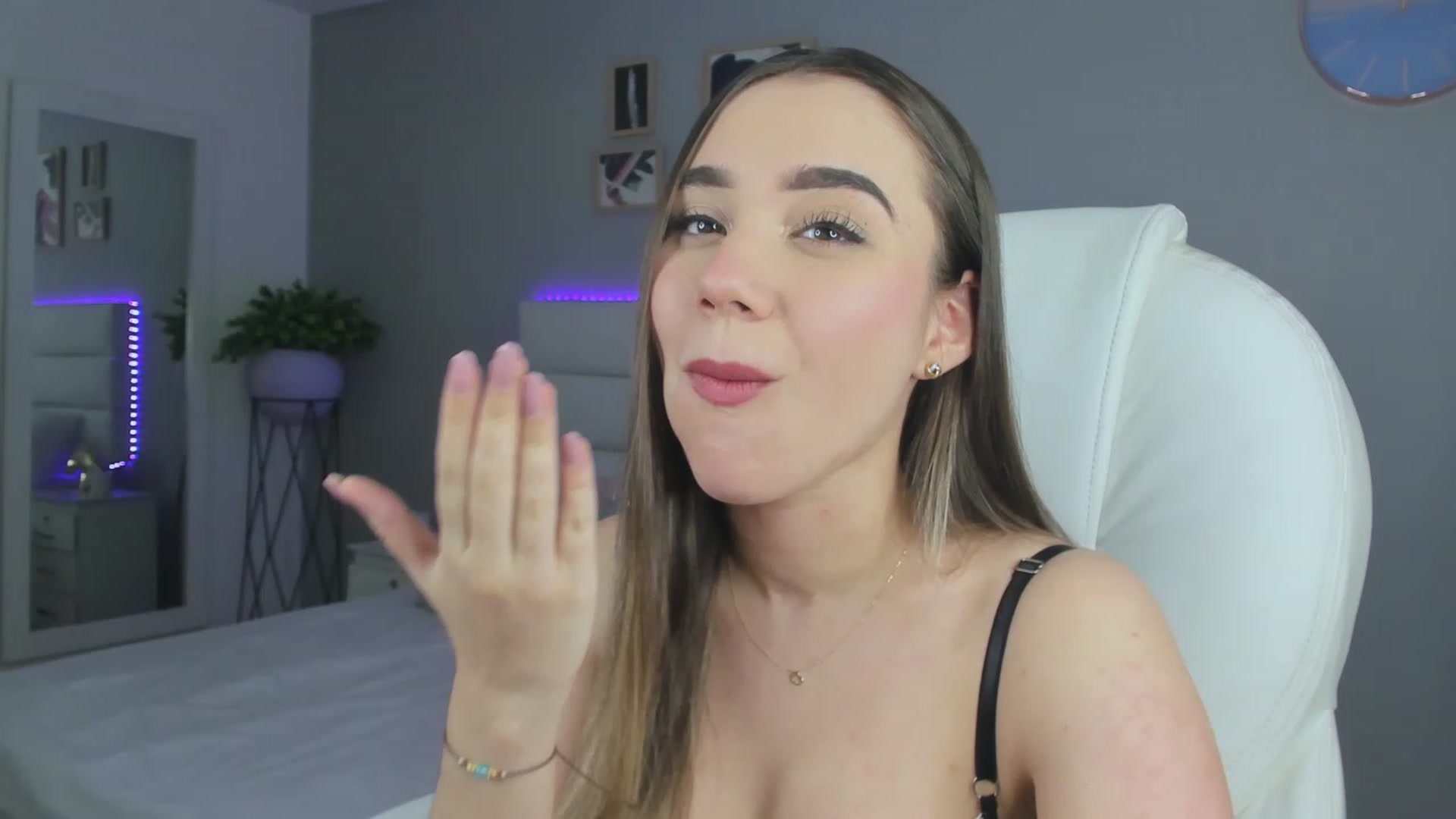 Gallery image thumbnail from Sabrinarey_'s myfreecams stream on, 11/16/2022, 21:56 image 8 of 20