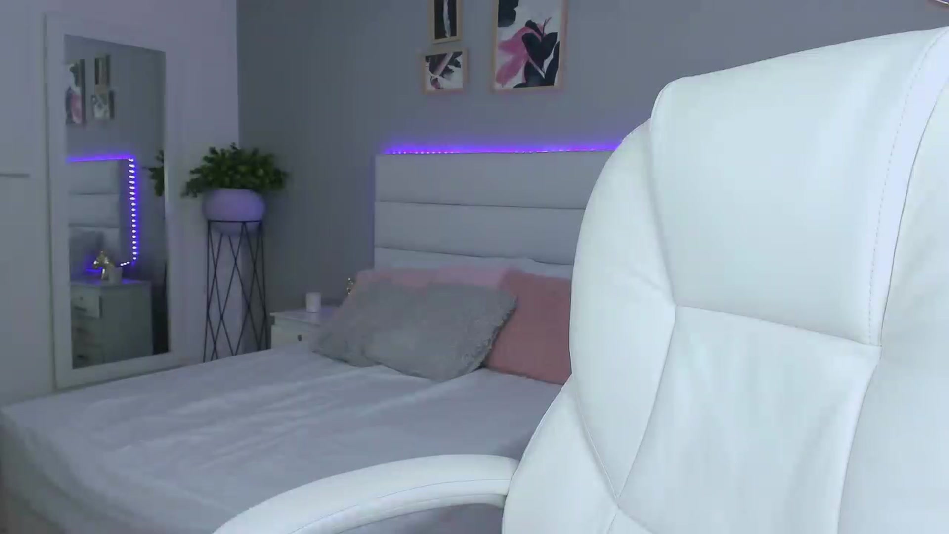 Gallery image thumbnail from Sabrinarey_'s myfreecams stream on, 11/16/2022, 21:56 image 16 of 20