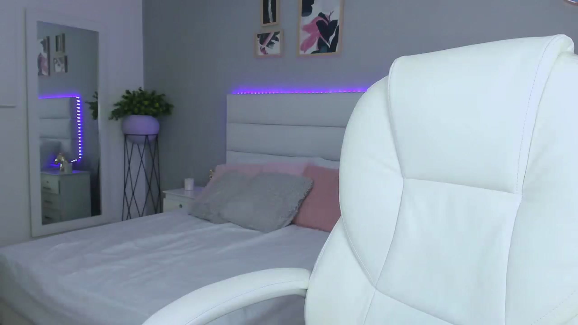 Gallery image thumbnail from Sabrinarey_'s myfreecams stream on, 11/16/2022, 21:56 image 12 of 20