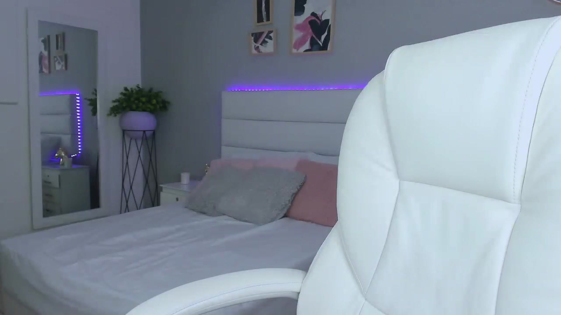Gallery image thumbnail from Sabrinarey_'s myfreecams stream on, 11/16/2022, 21:56 image 15 of 20