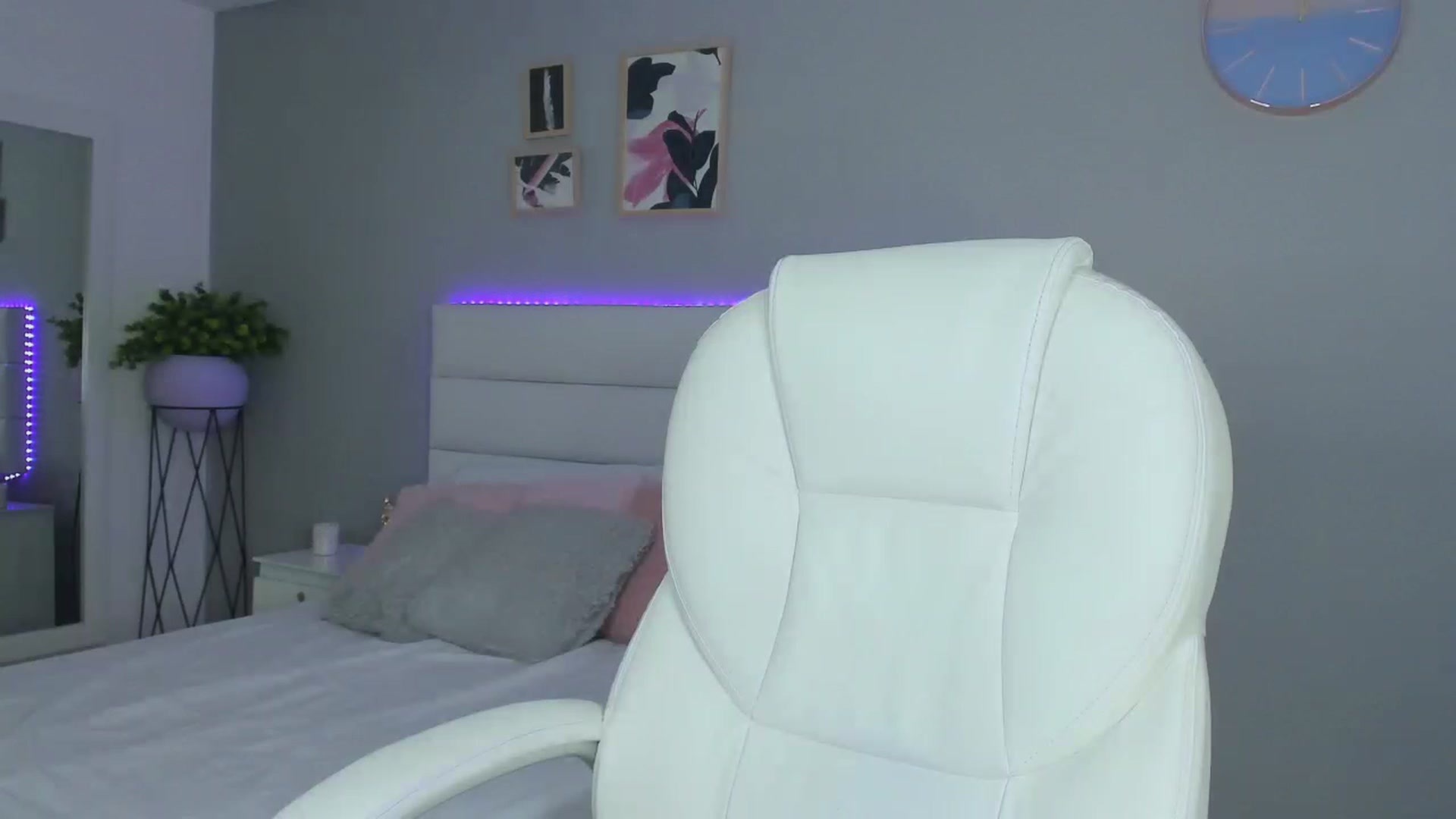 Gallery image thumbnail from Sabrinarey_'s myfreecams stream on, 11/17/2022, 02:29 image 12 of 20