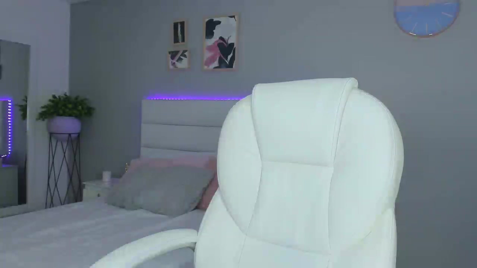 Gallery image thumbnail from Sabrinarey_'s myfreecams stream on, 11/17/2022, 02:29 image 13 of 20