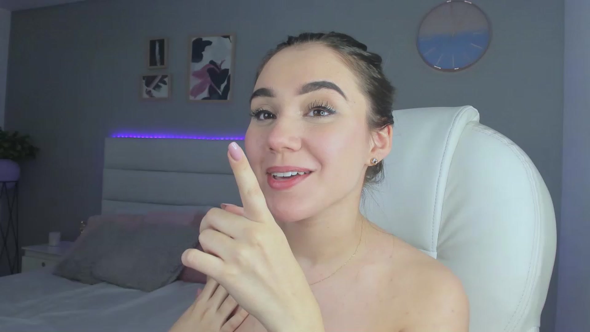 Gallery image thumbnail from Sabrinarey_'s myfreecams stream on, 11/17/2022, 02:30 image 17 of 20