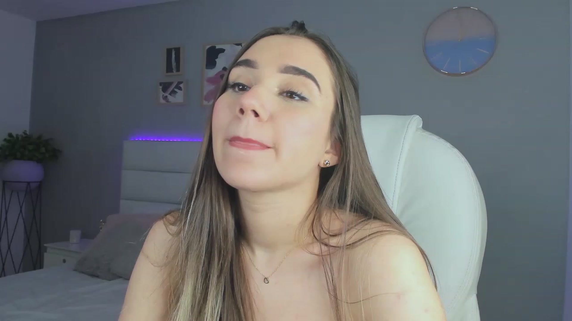 Gallery image thumbnail from Sabrinarey_'s myfreecams stream on, 11/17/2022, 02:30 image 2 of 20