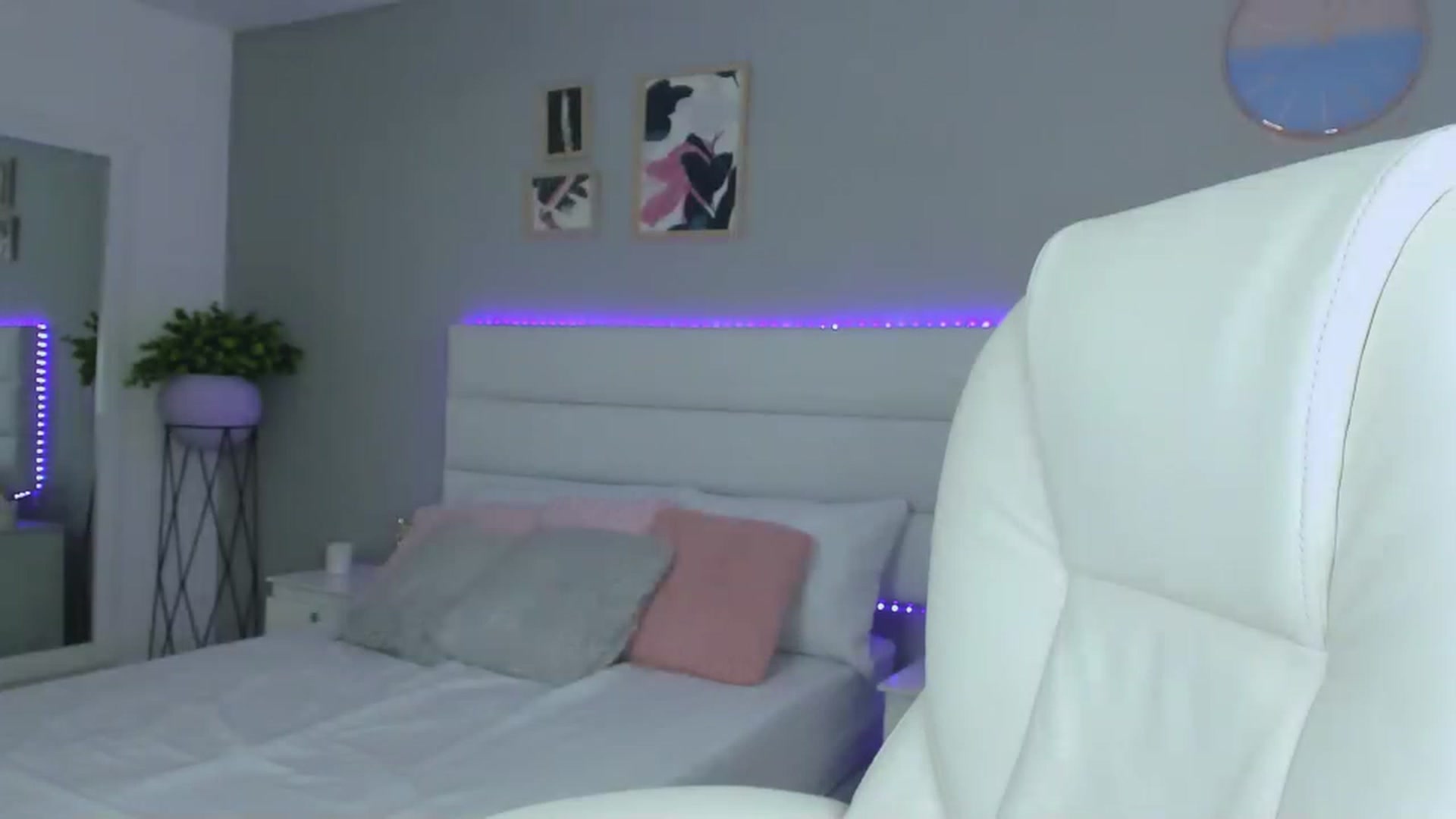 Gallery image thumbnail from Sabrinarey_'s myfreecams stream on, 11/17/2022, 23:06 image 7 of 20