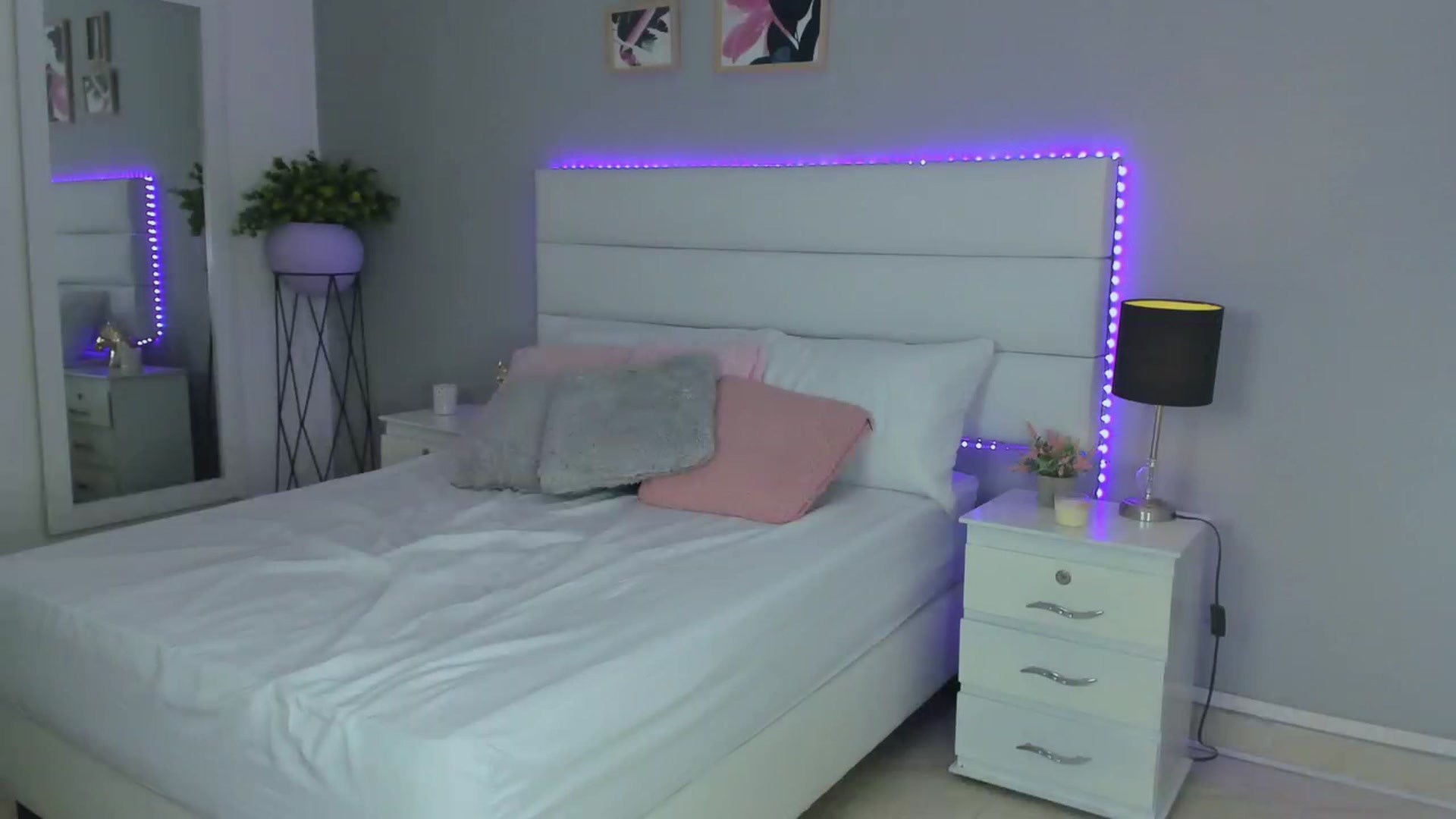 Gallery image thumbnail from Sabrinarey_'s myfreecams stream on, 11/17/2022, 23:06 image 16 of 20
