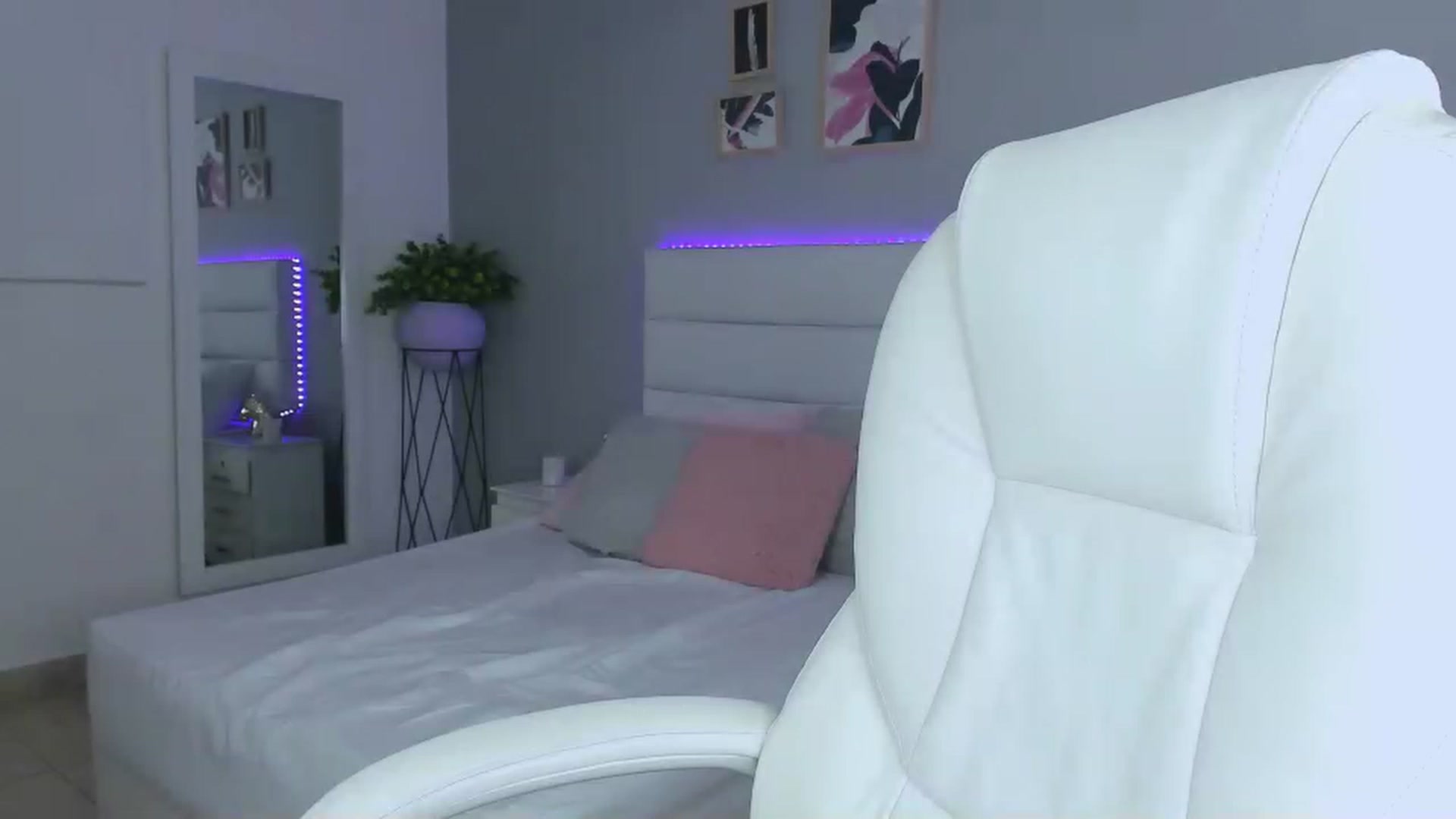 Gallery image thumbnail from Sabrinarey_'s myfreecams stream on, 11/18/2022, 01:31 image 16 of 20
