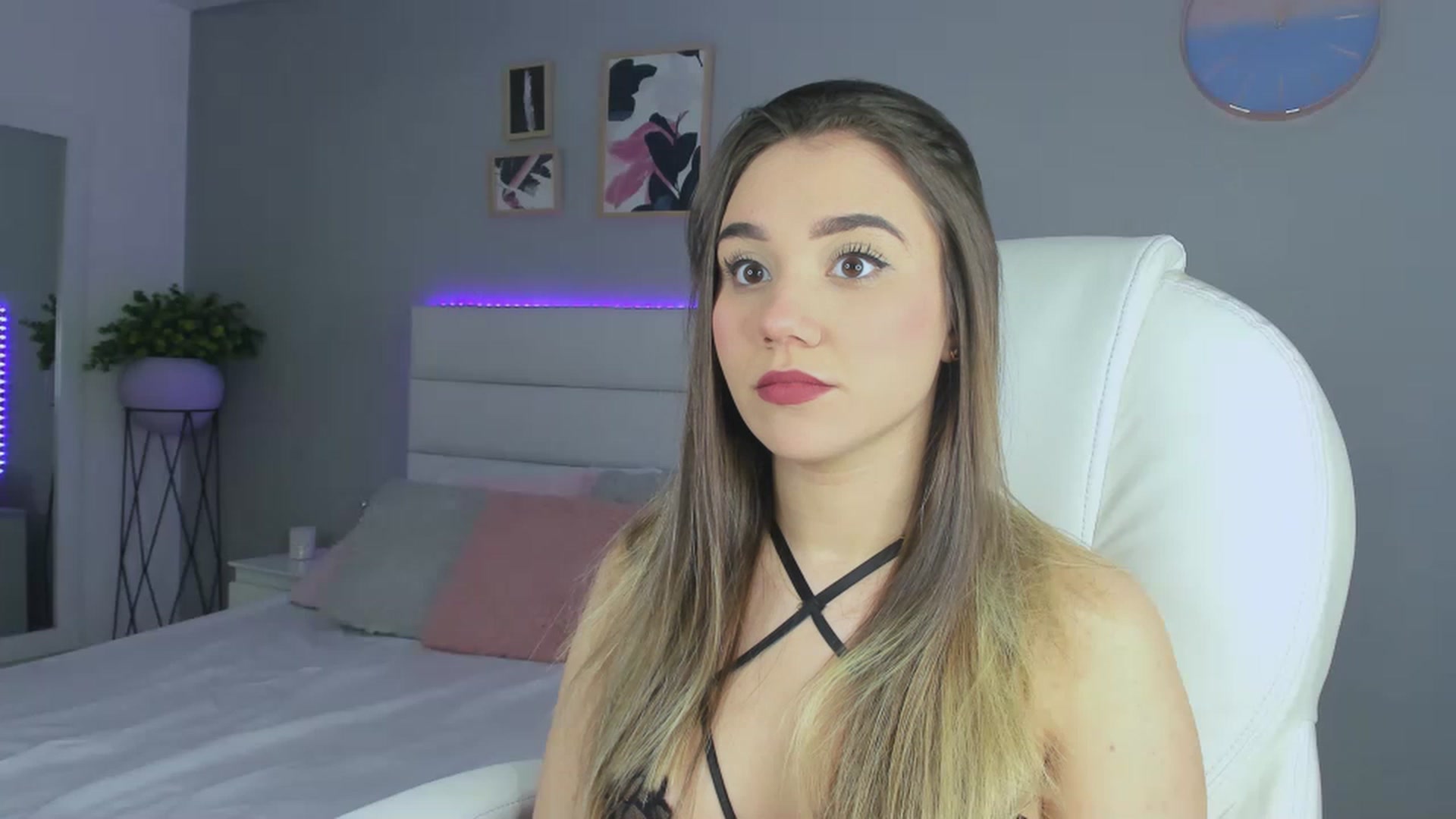 Gallery image thumbnail from Sabrinarey_'s myfreecams stream on, 11/18/2022, 13:45 image 17 of 20